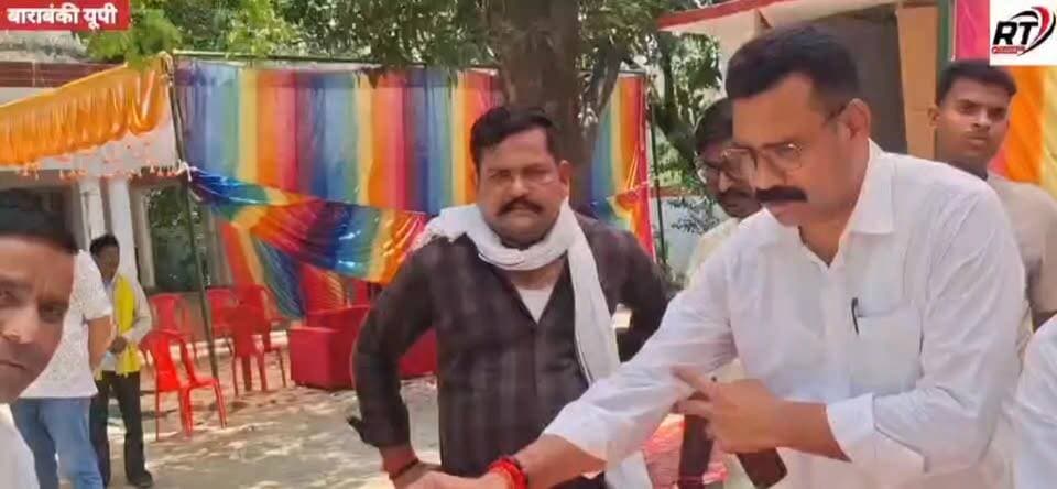 #देखिए #पूरी_खबर #विस्तार से
🚩 #थाना_सुबेहा बना भक्तिधाम… बेचू सिंह यादव के भव्य भंडारे में उमड़ा जनसैलाब!” 🔥 #छीटनपुर #संडवा में भी भव्य भंडारा
छठवें बड़े मंगल पर थाना सुबेहा परिसर में भक्ति और सेवा का अद्भुत नजारा देखने को मिला… थाना प्रभारी बेचू सिंह यादव के नेतृत्व में सुंदरकांड पाठ, पूजा-अर्चना और विशाल भंडारे का आयोजन किया गया…
🙏 जय श्रीराम और बजरंगबली के जयकारों से गूंज उठा पूरा थाना परिसर… सैकड़ों श्रद्धालुओं ने प्रसाद ग्रहण कर लिया आशीर्वाद…
📺 देखिए RT NEWS HINDI की खास रिपोर्ट…
#BadaMangal #HanumanJi #JaiShreeRam #Bajrangbali #Barabanki #Subeha #UPNews #RTNewsHindi #ViralVideo #BreakingNews
