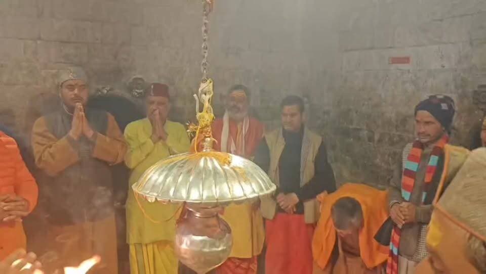 केदारनाथ धाम में मोदी सरकार के 12 वर्ष पूर्ण होने पर विशेष पूजा-अर्चना
रुद्रप्रयाग। प्रधानमंत्री नरेंद्र मोदी के नेतृत्व वाली केंद्र सरकार के 12 वर्ष पूर्ण होने के उपलक्ष्य में श्री केदारनाथ धाम में विशेष पूजा-अर्चना एवं जलाभिषेक कार्यक्रम आयोजित किया गया। इस अवसर पर बाबा केदार के समक्ष देश की उन्नति, समृद्धि और विश्व कल्याण की कामना की गई।
बीकेटीसी उपाध्यक्ष विजय कपरवाण ने कहा कि प्रधानमंत्री मोदी के नेतृत्व में देश ने विकास, पर्यटन, धार्मिक स्थलों के पुनर्विकास एवं जनकल्याण के क्षेत्र में उल्लेखनीय उपलब्धियां हासिल की हैं। उन्होंने कहा कि केदारनाथ धाम का पुनर्निर्माण और विकास प्रधानमंत्री की दूरदर्शी सोच का परिणाम है, जिससे श्रद्धालुओं को बेहतर सुविधाएं मिल रही हैं।
वैदिक मंत्रोच्चार के बीच संपन्न हुए इस धार्मिक अनुष्ठान में श्रद्धालुओं ने राष्ट्र की समृद्धि, सुख-शांति और विश्व कल्याण के लिए सामूहिक प्रार्थना की।
#Kedarnath #PMModi #12YearsOfModiGovernment #BKTC #KedarnathDham #Rudraprayag #Uttarakhand