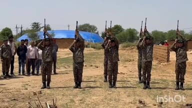 सेना के जवान गोविंद सिंह भदौरिया को सैन्य सम्मान के साथ अंतिम विदाई
गोरमी। क्षेत्र के ग्राम सिलोली निवासी सेना के जवान गोविंद सिंह भदौरिया का लंबी बीमारी के चलते उपचार के दौरान निधन हो गया। उनके निधन की खबर से गांव सहित पूरे क्षेत्र में शोक की लहर फैल गई। बुधवार को उनके पैतृक गांव सिलोली में सैन्य सम्मान के साथ अंतिम संस्कार किया गया।
#GovindSinghBhadauria #IndianArmy #Siloli #Gormi #Bhind #MilitaryHonours #Tribute #ArmyJawan #MadhyaPradesh #गोविंदसिंहभदौरिया #भारतीयसेना #सैन्यसम्मान #श्रद्धांजलि #गोरमी #भिंड_समाचार