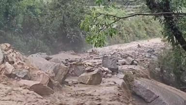 🚨 जखोली में मूसलाधार बारिश से तबाही, खुदगर गदेरा उफान पर 🌧️⛰️
रुद्रप्रयाग जनपद के जखोली विकासखंड में बुधवार शाम हुई भारी बारिश ने ग्रामीण क्षेत्रों में नुकसान पहुंचाया। ग्राम सभा खलियाण स्थित राम मंदिर के पास बहने वाला **खुदगर गदेरा** अचानक उफान पर आ गया, जिससे क्षेत्र में अफरा-तफरी का माहौल बन गया।
🔹 तेज बहाव की चपेट में आने से पुजार गांव से जंगल की ओर जाने वाले मार्ग पर बनी 2 से 3 पुलियाएं क्षतिग्रस्त हो गईं।
🔹 पुजारगांव–सिरवाड़ी मोटर मार्ग पर भारी मात्रा में मलबा और बोल्डर आने से सड़क पूरी तरह बंद हो गई है।
🔹 प्रशासन ने जेसीबी मशीनों की मदद से मार्ग खोलने और राहत कार्य शुरू कर दिए हैं।
🔹 राहत की बात यह है कि अब तक किसी प्रकार की जनहानि की सूचना नहीं मिली है।
जिला आपदा प्रबंधन अधिकारी नंदन सिंह रजवार ने बताया कि प्रशासन स्थिति पर लगातार नजर बनाए हुए है और प्रभावित क्षेत्र का आकलन किया जा रहा है।
⚠️ स्थानीय लोगों से अपील है कि नदी-नालों और गदेरों के आसपास जाने से बचें तथा प्रशासन द्वारा जारी दिशा-निर्देशों का पालन करें।
#Rudraprayag #Jakholi #HeavyRain #Uttarakhand #RainAlert #DisasterUpdate #Khaliyan #PujarGaon #UttarakhandNews #WeatherAlert #RudraprayagNews 🌧️🚨⛰️