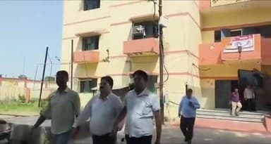 इटावा में डिप्टी सीएमओ श्रीनिवास यादव रिश्वत लेते रंगे हाथ पकड़े गए, निजी डायग्नोस्टिक सेंटर संचालक से अल्ट्रासाउंड सेंटर खोलने के नाम पर मांगी थी 5 लाख रुपए की रिश्वत, डेढ़ लाख रुपए पहले ही ले चुके थे, 55 हजार रुपए की किस्त लेते रंगे हाथ धर लिए गए.
#viralreels #CorruptionNews #UPGovernment