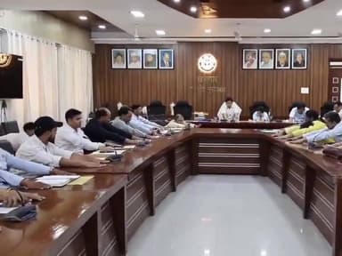 यूपी के अफसर जो काम पार्क में या घर मे करने का है वो आफिस में कर रहे हैं ।आफिस वाला काम कहाँ करते होंगे आप खुद समझ लीजिये। उत्तर प्रदेश के मुरादाबाद जिले में DM राजेंद्र पेंसिया ने कलक्ट्रेट में बैठक के दौरान कुर्सी पर बैठे–बैठे ही अफसरों से योग करवाया ।
#viralreels #UPNews