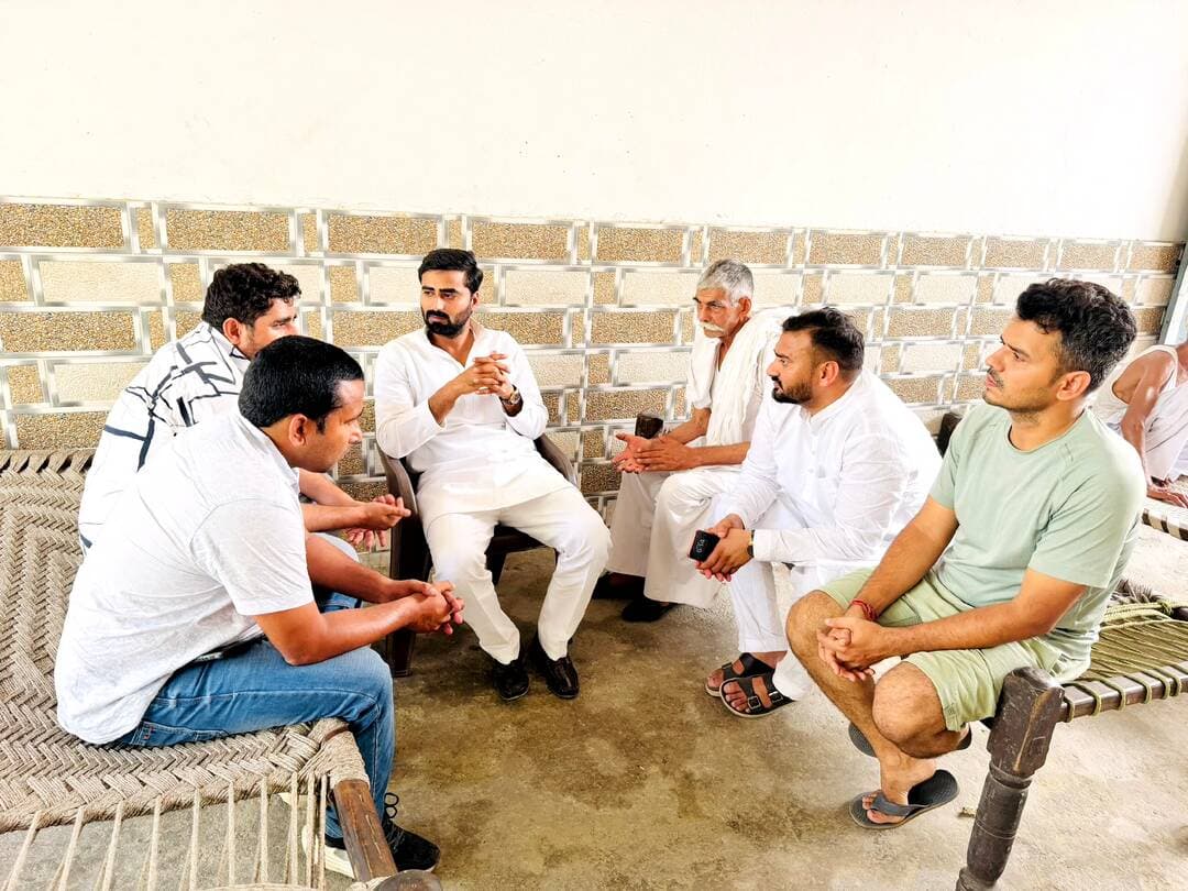 बिटावदा पहुंचे सपा नेता कुंवर शोयब राणा, सड़क हादसे में मृत युवक के परिजनों को दी सांत्वना