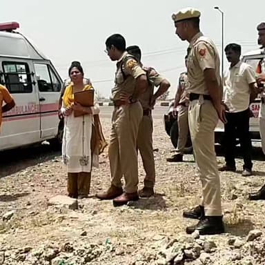 थाना सनौली में नेशनल हाईवे 709 एडी किनारे मिला एक अज्ञात शव मिला मौके पर पहुंचे एएसपी हर्षित गोयल फॉरेंसिक लैब से आए विशेषज्ञ से जानकारी ली नहीं हुआ अभी तक खुलासा पुलिस छानबीन में जुटी हुई है