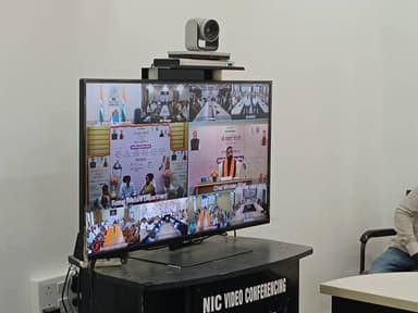 ◆◆ *माननीय मुख्यमंत्री द्वारा मई माह के सामाजिक सुरक्षा पेंशन राशि का डीबीटी के माध्यम से हस्तांतरण*
छपरा, 10 जून 2026
◆ बिहार सरकार के समाज कल्याण विभाग द्वारा संचालित विभिन्न सामाजिक सुरक्षा पेंशन योजनाओं के अंतर्गत माह मई 2026 की पेंशन राशि का लाभार्थियों के बैंक खातों में प्रत्यक्ष लाभ अंतरण (DBT) के माध्यम से हस्तांतरण माननीय मुख्यमंत्री, बिहार श्री सम्राट चौधरी द्वारा दिनांक 10 जून 2026 को वीडियो कॉन्फ्रेंसिंग के माध्यम से किया गया।
◆ इस कार्यक्रम का सीधा प्रसारण सभी जिला मुख्यालय में किया गया। छपरा जिला मुख्यालय में आयोजित लाइव कार्यक्रम में जिलाधिकारी सारण श्री वैभव श्रीवास्तव, सहायक निदेशक सामाजिक सुरक्षा कोषांग राहुल कुमार, डीपीओ आईसीडीएस श्रीमती किरण कुमारी सहित अन्य पदाधिकारी तथा दर्जनों की संख्या में विभिन्न पेंशन योजनाओं के लाभार्थी उपस्थित रहे।
◆ इस अवसर पर राज्यभर के 94,29,698 लाभार्थियों के बैंक खातों में लगभग ₹1096 करोड़ की पेंशन राशि अंतरित की गई।
◆ सामाजिक सुरक्षा पेंशन योजनाओं का उद्देश्य वृद्धजनों, विधवाओं, दिव्यांगजनों एवं अन्य पात्र लाभार्थियों को आर्थिक संबल प्रदान करना है।
◆ सारण जिले में विभिन्न सामाजिक सुरक्षा पेंशन योजनाओं के अंतर्गत कुल 3,52,637 लाभार्थियों के खातों में ₹41,92,92,200 (41 करोड़ 92 लाख 92 हजार 200 रुपये) की राशि डीबीटी के माध्यम से हस्तांतरित की गई।
◆ सारण जिले में योजना-वार लाभार्थियों का विवरण:
● मुख्यमंत्री वृद्धजन पेंशन योजना:- 1,86,342
● इंदिरा गांधी राष्ट्रीय वृद्धावस्था पेंशन योजना:-
77,059
●लक्ष्मीबाई सामाजिक सुरक्षा पेंशन योजना:- 34,962
● इंदिरा गांधी राष्ट्रीय विधवा पेंशन योजना:- 12,887
● बिहार निःशक्तता पेंशन योजना:- 36,325
● इंदिरा गांधी राष्ट्रीय निःशक्तता पेंशन योजना:-
5,062
◆ सामाजिक सुरक्षा पेंशन योजनाओं के माध्यम से पात्र लाभार्थियों को नियमित रूप से आर्थिक सहायता उपलब्ध कराई जा रही है। डीबीटी प्रणाली के माध्यम से प्रत्येक माह की 10 तारीख को राशि सीधे लाभार्थियों के बैंक खातों में भेजे जाने से प्रक्रिया अधिक पारदर्शी एवं प्रभावी बनी है।
◆ जिला प्रशासन ने सभी लाभार्थियों से अपने बैंक खातों एवं आधार संबंधी विवरण अद्यतन रखने की अपील की है, ताकि पेंशन राशि के हस्तांतरण में किसी प्रकार की असुविधा न हो।
#socialsecuritypension
#DBT
#CMBihar
#beneficiaries
#saran
#chapra
Social Welfare Department, Government of Bihar
Information & Public Relations Department, Government of Bihar