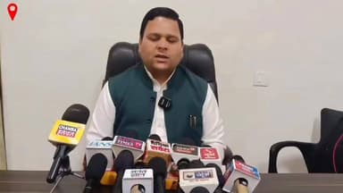 मीनाक्षी नटराजन का नामांकन खारिज होना लोकतंत्र पर हमला: सुरजीत शर्मा भरमौरी
शिव सूर्यवंशी
चम्बा, 10 जून।
जिला कांग्रेस कमेटी चम्बा के अध्यक्ष एवं अधिवक्ता सुरजीत शर्मा भरमौरी ने कांग्रेस नेता और मध्यप्रदेश से राज्यसभा प्रत्याशी मीनाक्षी नटराजन का नामांकन खारिज किए जाने पर कड़ी प्रतिक्रिया व्यक्त करते हुए इसे लोकतांत्रिक मूल्यों, संवैधानिक व्यवस्था और चुनावी प्रक्रिया की निष्पक्षता पर गंभीर प्रश्न खड़े करने वाला मामला बताया है।
जारी बयान में सुरजीत शर्मा ने कहा कि यह केवल किसी एक उम्मीदवार का नामांकन रद्द होने का मामला नहीं है, बल्कि लोकतंत्र की मूल भावना पर सीधा प्रहार है। उन्होंने आरोप लगाया कि राज्यसभा चुनाव की प्रक्रिया में पारदर्शिता और निष्पक्षता को लेकर गंभीर संदेह उत्पन्न हुए हैं, जिससे आम नागरिकों का लोकतांत्रिक संस्थाओं पर विश्वास प्रभावित हो सकता है।
उन्होंने कहा कि "यह केवल वोट चोरी का मामला नहीं, बल्कि राज्यसभा सीट चोरी करने का प्रयास प्रतीत होता है।" उनके अनुसार जिस प्रकार मीनाक्षी नटराजन का नामांकन खारिज किया गया, उससे लोकतांत्रिक प्रक्रियाओं की विश्वसनीयता पर सवाल खड़े हुए हैं।
सुरजीत शर्मा ने भाजपा पर निशाना साधते हुए कहा कि भाजपा स्वयं को महिला सशक्तिकरण और महिला सम्मान की पक्षधर बताती है, लेकिन एक शिक्षित, गांधीवादी विचारधारा से जुड़ी महिला नेता और जेएनयू की पूर्व स्कॉलर मीनाक्षी नटराजन के साथ जिस तरह का व्यवहार किया गया है, वह उसके दावों की वास्तविकता को उजागर करता है।
उन्होंने कहा कि देश की राजनीति में ऐसे कई लोग संसद और विधानसभाओं तक पहुंच चुके हैं जिन पर गंभीर आपराधिक मामलों के आरोप रहे हैं, जबकि एक गांधीवादी सोच रखने वाली महिला नेता को संसदीय राजनीति में प्रवेश से रोकने के लिए विभिन्न प्रकार की बाधाएं उत्पन्न की जा रही हैं। यह लोकतंत्र के लिए शुभ संकेत नहीं है।
जिला कांग्रेस अध्यक्ष ने चुनाव आयोग की भूमिका पर भी सवाल उठाते हुए कहा कि पूरे घटनाक्रम ने आयोग की निष्पक्षता को लेकर बहस छेड़ दी है। उन्होंने आरोप लगाया कि चुनाव आयोग को एक स्वतंत्र संवैधानिक संस्था की तरह कार्य करना चाहिए ताकि लोकतंत्र में जनता का विश्वास बना रहे।
उन्होंने कहा कि कांग्रेस पार्टी और लोकतांत्रिक मूल्यों में विश्वास रखने वाले नागरिक इस मामले में सर्वोच्च न्यायालय से निष्पक्ष न्याय की अपेक्षा रखते हैं। उन्हें विश्वास है कि न्यायपालिका संविधान की भावना, लोकतांत्रिक परंपराओं और नागरिक अधिकारों की रक्षा करते हुए उचित निर्णय देगी।
सुरजीत शर्मा भरमौरी ने कहा कि कांग्रेस पार्टी हमेशा से सत्य, न्याय और लोकतांत्रिक अधिकारों की रक्षा के लिए संघर्ष करती रही है और भविष्य में भी लोकतंत्र को कमजोर करने वाले किसी भी प्रयास का संवैधानिक और लोकतांत्रिक तरीके से विरोध जारी रखेगी।
बाइट: सुरजीत शर्मा भरमौरी, जिला अध्यक्ष, कांग्रेस कमेटी चम्बा।
#Chamba #Congress #SurjeetSharma #MeenakshiNatarajan #RajyaSabha #Democracy #IndianPolitics #ElectionCommission #Constitution #SupremeCourt #PoliticalNews #HimachalPradesh #CongressParty #DemocraticValues #BreakingNews हिम संदेश Adv Surjeet Sharma Bharmouri