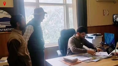5 दिन में वेतन भुगतान नहीं हुआ तो होगा चक्का जाम आंदोलन: वन विभाग के दैनिक वेतन भोगी कर्मचारियों की चेतावनी
किलाड़, पांगी (चंबा):
वन विभाग पांगी में कार्यरत दैनिक वेतन भोगी कर्मचारियों ने अपने लंबित वेतन के भुगतान को लेकर प्रशासन और विभाग के समक्ष कड़ा रुख अपनाया है। दैनिक वेतन भोगी कर्मचारी संघ, वन विभाग पांगी द्वारा आवासीय आयुक्त पांगी को एक ज्ञापन सौंपकर मांग की गई है कि कर्मचारियों के लंबित वेतन का भुगतान आगामी 5 दिनों के भीतर सुनिश्चित किया जाए, अन्यथा कर्मचारी चक्का जाम और लोकतांत्रिक आंदोलन का रास्ता अपनाने को मजबूर होंगे।
संघ द्वारा दिए गए ज्ञापन के अनुसार वन मंडल पांगी के अंतर्गत कार्यरत दैनिक वेतन भोगी कर्मचारियों को वर्ष 2023 तथा वर्ष 2026 का बकाया वेतन अभी तक प्राप्त नहीं हुआ है। वेतन भुगतान में लगातार हो रही देरी के कारण कर्मचारियों और उनके परिवारों को गंभीर आर्थिक परेशानियों का सामना करना पड़ रहा है।
ज्ञापन में बताया गया है कि वर्तमान में वन मंडल पांगी के अंतर्गत लगभग 55 दैनिक वेतन भोगी कर्मचारी कार्यरत हैं, जो कठिन भौगोलिक परिस्थितियों में विभागीय कार्यों को पूरी निष्ठा और मेहनत से अंजाम दे रहे हैं। इसके बावजूद उन्हें समय पर मेहनताना नहीं मिल पा रहा है, जिससे परिवार का भरण-पोषण, बच्चों की शिक्षा, स्वास्थ्य सेवाओं और अन्य आवश्यक घरेलू खर्चों को पूरा करना मुश्किल हो गया है।
कर्मचारी संघ का कहना है कि इस मुद्दे को कई बार विभागीय अधिकारियों, प्रशासनिक अधिकारियों, जनप्रतिनिधियों और मंत्रियों के समक्ष उठाया जा चुका है। इसके अतिरिक्त आवासीय आयुक्त को भी कई बार इस समस्या से अवगत कराया गया, लेकिन अब तक कोई स्थायी समाधान नहीं निकल पाया है। बार-बार आश्वासन मिलने के बावजूद वेतन भुगतान न होने से कर्मचारियों में भारी रोष और निराशा व्याप्त है।
संघ ने प्रशासन से मांग की है कि कर्मचारियों के लंबित वेतन का भुगतान 5 दिनों के भीतर किया जाए। यदि निर्धारित समयावधि में उनकी मांगों को पूरा नहीं किया गया तो कर्मचारी अपने अधिकारों की रक्षा के लिए चक्का जाम, धरना-प्रदर्शन और अन्य लोकतांत्रिक आंदोलन शुरू करेंगे। संघ ने स्पष्ट किया है कि ऐसी स्थिति उत्पन्न होने पर इसकी पूरी जिम्मेदारी संबंधित विभाग और प्रशासन की होगी।
कर्मचारियों ने प्रशासन से संवेदनशीलता दिखाते हुए शीघ्र सकारात्मक कार्रवाई करने की अपील की है ताकि कर्मचारियों और उनके परिवारों को आर्थिक संकट से राहत मिल सके।
#Pangi #Chamba #HimachalPradesh #ForestDepartment #DailyWageWorkers #SalaryIssue #PendingWages #WorkersRights #PangiValley #EmployeeUnion #BreakingNews #HimachalNews #LabourRights #PublicIssue #ChakkaJam #ForestWorkers #TribalArea #LocalNews #IndiaNews #WorkersProtest हिम संदेश Pangi Administration DC Chamba Janak Raj Adv Surjeet Sharma Bharmouri