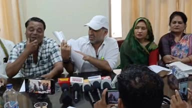 नगर पालिका में कथित अनियमितताओं और टेंडर प्रक्रियाओं में गड़बड़ियों को लेकर कांग्रेस नेता रितेश जैन आजाद ने प्रेस कॉन्फ्रेंस कर गंभीर सवाल उठाए। उन्होंने आरोप लगाया कि नियमों की अनदेखी कर विकास कार्यों में पारदर्शिता को दरकिनार किया जा रहा है तथा विपक्षी वार्डों के साथ भेदभाव किया जा रहा है। उन्होंने पूरे मामले की निष्पक्ष जांच और दोषी अधिकारियों पर कार्रवाई की मांग की।
Collector Ashok Nagar
PRO Ashok Nagar
CM Madhya Pradesh
#नगरपालिका_अनियमितता #भ्रष्टाचार_पर_सवाल #जनहित_की_आवाज #अशोकनगर