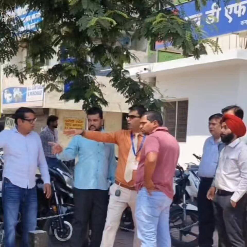 जगाधरी रोड पर निगम का बुलडोज़र नहीं, लेकिन सख्त डंडा चला! अतिक्रमण हटाओ अभियान में 7 दुकानदारों के चालान, जब्त सामान पहुंचा निगम गोदाम।।
#Yamunanagar #MunicipalCorporation #EncroachmentDrive #JagadhriRoad #AntiEncroachment #HaryanaNews #LocalNews #TrafficManagement #CivicAction #UrbanDevelopment #AKNews #YamunanagarNews #BreakingNews #PublicSafety #cleancityrohtak