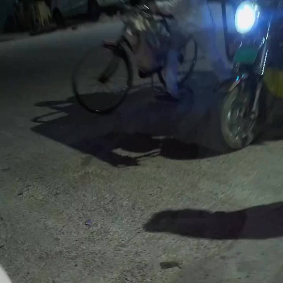 गोंडा। उत्तर प्रदेश के गोंडा जिले से नारी शक्ति की मिसाल पेश करने वाला एक मामला सामने आया है। यहां नगर कोतवाली क्षेत्र की बड़गांव चौकी के पास मुख्य स्टेशन रोड पर रात के समय एक मनचले को युवती से छेड़खानी करना बेहद भारी पड़ गया। मिली जानकारी के अनुसार, साइकिल से जा रहे एक युवक ने रात के अंधेरे का फायदा उठाकर युवती के साथ बदतमीजी करने की कोशिश की। इस पर युवती ने चुप रहने के बजाय तुरंत कड़ा रुख अपनाया और बीच बाजार में ही अपनी चप्पल निकालकर उस मनचले की सरेआम धुनाई शुरू कर दी। युवती पूरी हिम्मत के साथ उस मनचले को चप्पलों से पीटती रही और चिल्लाकर कहती रही कि "और करोगे बदतमीजी?" रात के समय बीच बाजार में मनचले की इस पिटाई का वहां मौजूद किसी राहगीर ने वीडियो बना लिया, जो अब सोशल मीडिया पर तेजी से वायरल हो रहा है। छेड़खानी का मुंहतोड़ जवाब देने वाली इस बहादुर युवती की लोग जमकर तारीफ कर रहे हैं, वहीं पुलिस वायरल वीडियो के आधार पर मामले की जांच में जुट गई है।
#GondaBreaking #GondaNews #EveTeasing #WomenPower #ViralVideo #UPPolice #GondaPolice #StationRoadGonda #BadgaonChauki #CrimeAgainstWomen #NariShakti #ManchalaPita #GondaChappalKand #NightIncident #bharatsamachargonda