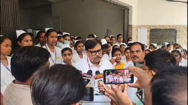 नशामुक्त समाज के संकल्प के साथ छात्राओं ने भरी हुंकार, मद्य निषेध दिवस पर निकली भव्य जागरूकता रैली
धनबाद: मद्य निषेध दिवस के अवसर पर सेंट जेवियर्स इंटरनेशनल स्कूल ऑफ नर्सिंग एवं एसजेएएस कॉलेज ऑफ फार्मेसी की छात्राओं ने नशामुक्त समाज के निर्माण का संदेश देते हुए एक भव्य जागरूकता रैली का आयोजन किया। रैली का शुभारंभ धनबाद के सिविल सर्जन डॉ. आलोक विश्वकर्मा ने सदर अस्पताल परिसर से हरी झंडी दिखाकर किया।
रैली में शामिल छात्राओं ने विभिन्न जागरूकता नारों एवं संदेशों के माध्यम से आमजन को शराब एवं अन्य नशीले पदार्थों के दुष्प्रभावों से अवगत कराया। छात्राओं ने लोगों से नशे से दूर रहकर स्वस्थ, सुरक्षित एवं जिम्मेदार जीवनशैली अपनाने का आह्वान किया। रैली के दौरान पूरे मार्ग में नशामुक्ति के संदेश गूंजते रहे, जिससे लोगों का ध्यान इस महत्वपूर्ण सामाजिक अभियान की ओर आकर्षित हुआ।
इस अवसर पर सिविल सर्जन डॉ. आलोक विश्वकर्मा ने कहा कि नशा केवल व्यक्ति को ही नहीं, बल्कि पूरे परिवार और समाज को प्रभावित करता है। उन्होंने युवाओं को नशे के विरुद्ध जन-जागरूकता फैलाने में अग्रणी भूमिका निभाने का आह्वान किया।
विद्यालय की प्रिंसिपल सबिता पुतुंडु ने कहा कि शिक्षा का उद्देश्य केवल ज्ञान प्रदान करना नहीं, बल्कि विद्यार्थियों में सामाजिक जिम्मेदारियों के प्रति जागरूकता विकसित करना भी है। इस प्रकार के कार्यक्रम समाज में सकारात्मक परिवर्तन लाने में महत्वपूर्ण भूमिका निभाते हैं।
कार्यक्रम में सुजीत के. सिंह, रानी कुमारी, प्रिया कुमारी, अनुपमा कुमारी, लक्ष्मी कुमारी सहित विद्यालय एवं महाविद्यालय के शिक्षक-शिक्षिकाओं तथा सैकड़ों छात्र-छात्राओं की सक्रिय सहभागिता रही।
रैली के माध्यम से छात्राओं ने यह संदेश दिया कि नशामुक्त युवा ही सशक्त राष्ट्र की आधारशिला हैं तथा जनभागीदारी से ही नशामुक्त समाज का सपना साकार किया जा सकता है।