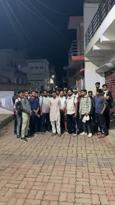 हमीरपुर में रात्रि 2 बजे तक पुलिस भर्ती परीक्षार्थियों की सेवा में लगे रहे बउआ ठाकुर
#UPNews #hamirpur #हमीरपुर #policeexam