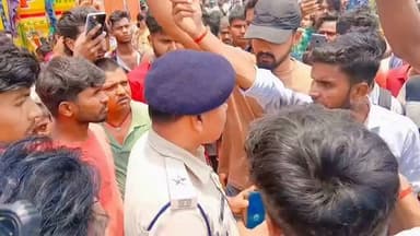 बिहार सुपौल के जदिया थाना में युवक की मौत जनता में गुस्सा ,दर्द की लहर पुलिस हिरासत (हाजत) में हुई मौत के बाद स्थानीय लोगों में भारी आक्रोश फैल गया. आखिर बिहार में हो क्या रहा हैं
#trandingvideo #NewsUpdate #viralpost #PatnaNews #viralreelsシ