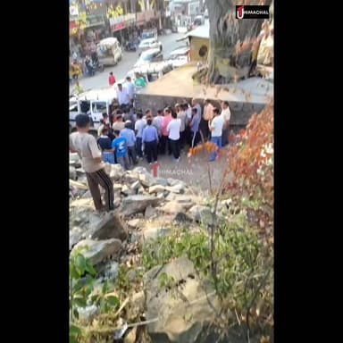 पधर में चोरी करते पकड़े गए संदिग्ध, लोगों ने घेरा, मौके पर जमकर हंगामा
न्यूज़:
पधर क्षेत्र में उस समय माहौल गर्म हो गया जब स्थानीय लोगों ने कथित तौर पर चोरी करते हुए कुछ संदिग्धों को पकड़ लिया। जानकारी के अनुसार, लोगों ने आरोपियों को मौके पर ही घेर लिया, जिसके बाद वहां भारी भीड़ जमा हो गई। इस दौरान लोगों में भारी रोष देखने को मिला और आरोपियों के साथ मारपीट किए जाने की भी सूचना है। घटना का वीडियो सोशल मीडिया पर तेजी से वायरल हो रहा है। हालांकि, पुलिस द्वारा मामले की जांच की जा रही है और घटना से जुड़े सभी तथ्यों की पड़ताल की जा रही है। पुलिस ने लोगों से कानून अपने हाथ में न लेने तथा किसी भी संदिग्ध गतिविधि की सूचना तुरंत पुलिस को देने की अपील की है।
#पधर #चोरी #हिमाचलप्रदेश #पुलिस #क्राइमन्यूज़ #ViralVideo #HimachalNews #CrimeNews #UniqueTodayNews #UTHimachal #यूनिक_टुडे_न्यूज़पधर मे
