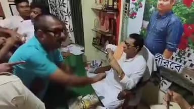 🚨 नेता के दफ्तर में घुसी जनता, फिर जो हुआ उसने सबको चौंका दिया! 😳🥚
सोशल मीडिया पर वायरल वीडियो में पश्चिम बंगाल के एक पूर्व मंत्री के कार्यालय में भारी हंगामा देखने को मिल रहा है। दावा किया जा रहा है कि नाराज़ लोगों ने कार्यालय में घुसकर विरोध प्रदर्शन किया और तीखी नारेबाजी की। 🔥
वीडियो में एक व्यक्ति माफी मांगता हुआ भी दिखाई दे रहा है, जिसके बाद यह घटना चर्चा का विषय बन गई है।
आखिर जनता का गुस्सा किस बात पर फूटा? और वीडियो में दिख रही पूरी घटना के पीछे क्या कहानी है? 🤔👇
#WestBengal #TMC #ViralVideo #BreakingNews #PoliticalNews #TrendingNow #NewsUpdate #PublicProtest #IndiaNews #BharatNama
