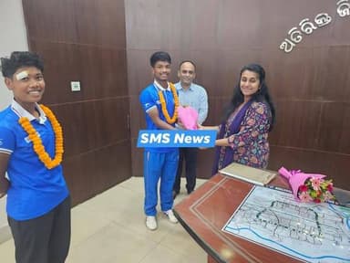 SMS News Bureau Rourkela
ହକି ଖେଳାଳି ସ୍ୱିଟି କୁଜୁର ଓ ଅର୍ମାନ ଲାକ୍ରା ସମ୍ବର୍ଦ୍ଧିତ
ସୁନ୍ଦରଗଡ଼ ଜିଲ୍ଲା ଏବଂ ଓଡ଼ିଶା କ୍ରୀଡ଼ା ଜଗତ ପାଇଁ ଏକ ଗର୍ବର ମୁହୂର୍ତ୍ତରେ ଆଜି ରାଉରକେଲା ଅତିରିକ୍ତ ଜିଲ୍ଲାପାଳ ଏବଂ କ୍ରୀଡ଼ା ବିଭାଗର ଅତିରିକ୍ତ ନିର୍ଦ୍ଦେଶକ ସୁଶ୍ରୀ ଦୀନା ଦସ୍ତଗୀର ଆଜି ନିକଟରେ ସମ୍ପନ୍ନ ହୋଇଥିବା ଅଣ୍ଡର-୧୮ ଏସିଆ କପ୍ ହକି ପ୍ରତିଯୋଗିତାରେ ଉଲ୍ଲେଖନୀୟ ସଫଳତା ହାସଲ କରିଥିବା ଦୁଇଜଣ ଯୁବ ହକି ଖେଳାଳି ଅର୍ମାନ ଲାକ୍ରା (୧୬ ବର୍ଷ) ଏବଂ ସ୍ୱିଟି କୁଜୁର (୧୬ ବର୍ଷ)ଙ୍କୁ ସମ୍ବର୍ଦ୍ଧିତ କରିଛନ୍ତି।
ଅର୍ମାନ ଲାକ୍ରା ଭାରତୀୟ ଅଣ୍ଡର-୧୮ ପୁରୁଷ ହକି ଦଳର ସଦସ୍ୟ ଭାବେ ଏସିଆ କପ୍ରେ ସ୍ୱର୍ଣ୍ଣ ପଦକ ଜିତିଥିବା ବେଳେ, ସ୍ୱିଟି କୁଜୁର ଭାରତୀୟ ଅଣ୍ଡର-୧୮ ମହିଳା ହକି ଦଳର ଅଧିନାୟିକା ଭାବେ ଦଳକୁ ନେତୃତ୍ୱ ପ୍ରଦାନ କରି ବ୍ରୋଞ୍ଜ ପଦକ ଜିତିବାରେ ସଫଳ ହୋଇଥିଲେ।
ଅତିରିକ୍ତ ଜିଲ୍ଲାପାଳ ଉଭୟ ଖେଳାଳିଙ୍କୁ ପୁଷ୍ପଗୁଛ୍ଛ ପ୍ରଦାନ କରିବା ସହିତ ସେମାନଙ୍କର ଉଜ୍ଜ୍ୱଳ କ୍ରୀଡ଼ା ଜୀବନ ପାଇଁ ଶୁଭେଚ୍ଛା ଜଣାଇଥିଲେ ।
ଉଭୟ ଖେଳାଳି ରାଉରକେଲାସ୍ଥିତ ପାନପୋଷ କ୍ରୀଡ଼ା ଛାତ୍ରାବାସର ଅନ୍ତେବାସୀ ହୋଇଥିବାରୁ ସେମାନଙ୍କର ଏହି ସଫଳତା ରାଜ୍ୟର କ୍ରୀଡ଼ା ପ୍ରଶିକ୍ଷଣ ବ୍ୟବସ୍ଥା ଓ ଖେଳାଳି ବିକାଶ କାର୍ଯ୍ୟକ୍ରମର ଏକ ଉଜ୍ଜ୍ୱଳ ଉଦାହରଣ ଭାବେ ପରିଗଣିତ ହୋଇଛି।
ସମ୍ବର୍ଦ୍ଧନା କାର୍ଯ୍ୟକ୍ରମରେ ଉପସ୍ଥିତ ଅତିଥିମାନେ ଉଭୟ ଖେଳାଳିଙ୍କୁ ସେମାନଙ୍କର କଠିନ ପରିଶ୍ରମ, ଶୃଙ୍ଖଳାବଦ୍ଧତା ଓ ଉତ୍ସର୍ଗୀକୃତ ମନୋଭାବ ପାଇଁ ପ୍ରଶଂସା କରିଥିଲେ ଏବଂ ଭବିଷ୍ୟତରେ ଦେଶ ଓ ରାଜ୍ୟ ପାଇଁ ଆହୁରି ସଫଳତା ଆଣିବାକୁ ଶୁଭେଚ୍ଛା ଜଣାଇଥିଲେ।
ଏହି କାର୍ଯ୍ୟକ୍ରମରେ ଉପ ନିର୍ଦ୍ଦେଶକ କ୍ରୀଡ଼ା, ରାଉରକେଲା ସୁଦୀପ୍ତ କୁମାର ନାୟକ ଏବଂ ଡେପୁଟି କଲେକ୍ଟର ପ୍ରାରବ୍ଧା ବଡ଼ପଣ୍ଡା ମଧ୍ୟ ଉପସ୍ଥିତ ରହି ଖେଳାଳିମାନଙ୍କୁ ଅଭିନନ୍ଦନ ଜଣାଇଥିଲେ।
ଏହି ଅବସରରେ ଖେଳାଳିମାନଙ୍କ ସଫଳତା ପଛରେ ଥିବା ପ୍ରଶିକ୍ଷକ, ସହାୟକ କର୍ମଚାରୀ, ଅଭିଭାବକ ଏବଂ କ୍ରୀଡ଼ା ସଂସ୍ଥାଗୁଡ଼ିକର ଅବଦାନକୁ ମଧ୍ୟ ସ୍ମରଣ କରାଯାଇଥିଲା ।