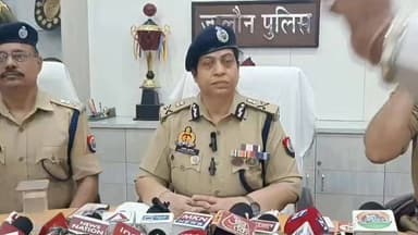 जालौन। उत्तर प्रदेश पुलिस भर्ती परीक्षा एवं आगामी चुनावों की तैयारियों को लेकर कानपुर जोन के अनुपम कुलश्रेष्ठ ने जालौन पहुंचकर समीक्षा बैठक की। इस दौरान झांसी परिक्षेत्र के आकाश कुलहरि, पुलिस अधीक्षक विनय कुमार सहित जिले के पुलिस अधिकारी मौजूद रहे।
बैठक में कानून-व्यवस्था, पुलिस भर्ती परीक्षा की सुरक्षा व्यवस्था तथा आगामी चुनावों की तैयारियों की समीक्षा की गई। एडीजी ने मध्य प्रदेश सीमा से लगे क्षेत्रों में विशेष चौकसी बरतने और संदिग्ध गतिविधियों पर कड़ी निगरानी रखने के निर्देश दिए।
उन्होंने चुनाव को निष्पक्ष एवं शांतिपूर्ण ढंग से संपन्न कराने के लिए मध्य प्रदेश पुलिस के साथ समन्वय बैठक आयोजित करने के निर्देश भी दिए। साथ ही सीमा क्षेत्रों में संयुक्त गश्त और सूचना साझा करने की व्यवस्था को और मजबूत बनाने पर जोर दिया।
#Jalaun #UPPolice #AnupamKulshreshtha #AakashKulhari #VinayKumar #PoliceReviewMeeting #LawAndOrder #MPBorder #ElectionPreparedness #UttarPradesh #JalaunNews #BreakingNews #PoliceAdministration #KanpurZone #JhansiRange #SamayTimes #UPNews #Election2026 #BorderSecurity #PoliceUpdate