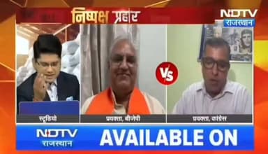 ‘#भविष्यवक्ता_कांग्रेस, ‘#अंतर्यामीएसीबी और ‘#अंधेरी_नगरी’ के #बेफिक्र_राजा किरोड़ी बाबा!**
जयपुर/राजस्थान :- #लालबहादुर_भाखर:- राजस्थान की राजनीति में इन दिनों भविष्यवाणियां नक्षत्र देखकर नहीं, बल्कि टीवी स्टूडियो में बैठकर की जा रही हैं। मामला ही कुछ ऐसा है कि अच्छे-अच्छे राजनीतिक पंडित भी अपना सिर खुजलाने पर मजबूर हैं। 27 मई को जब पूरा देश भीषण गर्मी से तप रहा था, तब NDTV Rajasthan के लाइव स्टूडियो में कांग्रेस के प्रवक्ता भीमराज जाखड़ एक अलग ही 'तापमान' बढ़ा रहे थे। उन्होंने सरेआम, डंके की चोट पर एक नाम लिया— **जुगल किशोर बिश्नोई**। आरोप? खाद-बीज की दुकानों और फैक्ट्रियों पर कृषि मंत्री जी के छापों के बाद होने वाला 'कथित सेटलमेंट'।
अब इसे कांग्रेस की 'दिव्य दृष्टि' कहें या मंत्री जी का 'परम भोलापन', लेकिन ठीक 12 दिन बाद यानी 7 जून को एंटी करप्शन ब्यूरो (ACB) की टीम बिल्कुल उसी नाम पर टूट पड़ती है और एक भारी-भरकम राशि के साथ 'कार्रवाई' का सूपड़ा साफ करती है।
### क्रोनोलॉजी समझिए: जब टीवी डिबेट बनी 'असाइनमेंट शीट'
राजनीति में अक्सर कहा जाता है कि दीवारों के भी कान होते हैं, लेकिन यहाँ तो टेलीविजन का पर्दा चीख-चीख कर कह रहा था। आइए इस अद्भुत टाइमलाइन पर एक नज़र डालते हैं:
| तारीख | घटनाक्रम | मुख्य किरदार |
| :--- | :--- | :--- |
| **27 मई** | लाइव टीवी डिबेट में नाम का खुलासा, सबूतों का ज़िक्र | कांग्रेस प्रवक्ता भीमराज जाखड़ |
| **बीच के 12 दिन** | गहरी नींद, महा-विश्राम और 'सब चंगा सी' का भाव | कृषि मंत्रालय एवं थिंक टैंक |
| **7 जून** | एसीबी की धमाकेदार एंट्री, भारी रकम बरामद | जुगल किशोर बिश्नोई (आरोपी) |
### "तिल बराबर भी भूमिका हुई तो इस्तीफा दे दूंगा..."
मामला गरमाते ही हमारे 'डेयरिंग' कृषि मंत्री डॉ. किरोड़ी लाल मीणा साहब ने अपनी चिर-परिचित आक्रामक शैली में सफाई पेश कर दी है। उन्होंने साफ कहा कि— *"अगर इस पूरे झमेले में मेरी तिल मात्र भी भूमिका निकली, तो मैं सीधे जेल जाने और इस्तीफा देने को तैयार हूँ।"*
बाबा की इस ईमानदारी पर किसी को शक नहीं है, लेकिन सवाल तो यह उठता है बाबा कि:
> "अगर आपके आसपास के लोग आपके ही विभाग में 'धोती में से घी' निकाल रहे थे, और टीवी पर नाम आने के बाद भी आपको भनक नहीं लगी... तो आपका वो विश्वप्रसिद्ध 'खुफिया तंत्र' उस वक्त कौन सा रील्स देख रहा था?"
>
### डेयरिंग या डफर? राजनीति का 'ब्लाइंड स्पॉट'
किरोड़ी लाल मीणा राजस्थान की राजनीति के वो कद्दावर नेता हैं जो पत्ता हिलने पर भी हवा का रुख भांप लेते हैं। उनके संबंध बीजेपी से लेकर कांग्रेस तक इतने मधुर हैं कि विपक्ष भी अब इस मुद्दे पर 'मौन व्रत' धारण कर चुका है। राजनीति में ये गुप्त समझौते बड़े कमाल के होते हैं—बयान देखकर ही समझ आ जाता है कि पर्दे के पीछे 'फेविकोल का मजबूत जोड़' लग चुका है।
लेकिन असली पेच तो जनता के दिमाग में फंसा है:
* **विकल्प A (एक्स्ट्रा डेयरिंग):** आपको सब पता था, लेकिन आपको लगा कि "अरे, अपना क्या बिगाड़ लेगा कोई!"
* **विकल्प B (परम अज्ञान):** टीवी पर आपके विभाग के भ्रष्टाचार की स्क्रिप्ट पढ़ी जा रही थी और आप आंखें मूंदकर 'अरण्य रोदन' में व्यस्त थे।
गलत लोगों को बगल में बिठाने का किराया बहुत भारी होता है मंत्री जी! जब पूरा राजस्थान जान चुका था कि दाल में कुछ काला है, तब आपका आंखें बंद रखना यह साबित करता है कि या तो सिस्टम आपसे ऊपर चल रहा है, या फिर आप सिस्टम को 'ओवरकॉन्फिडेंस' की घुट्टी पिला चुके थे।
खैर, एसीबी की कार्रवाई की गूंज बहुत तेज है, और अब जनता इस लाइव डिबेट के 'प्रीक्वेल' और 'सीक्वल' को देखकर मुस्कुरा रही है। देखना दिलचस्प होगा कि इस 'पिक्चर' का क्लाइमेक्स क्या होता है! Part 7