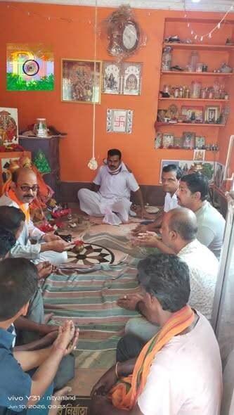 বাঁকুড়া জেলার কেশিয়াকুলের ঐতিহ্যবাহী মন্দিরে বিশেষ পূজার মধ্য দিয়ে প্রধানমন্ত্রী নরেন্দ্র মোদীর নেতৃত্বে কেন্দ্রীয় সরকারের সফল ১২ বছর পূর্তি উদযাপন করল ভারতীয় জনতা পার্টি।
এই উপলক্ষে বিজেপির পক্ষ থেকে আয়োজন করা হয় এক বিশেষ ধর্মীয় অনুষ্ঠানের। কেশিয়াকুলের মন্দিরে ভক্তিভরে পূজা ও প্রার্থনার মাধ্যমে দেশের উন্নয়ন, শান্তি এবং সমৃদ্ধির কামনা করা হয়। অনুষ্ঠানে উপস্থিত ছিলেন দলের বিভিন্ন নেতৃত্ব, কর্মী-সমর্থক এবং এলাকার সাধারণ মানুষ।
বিজেপি নেতৃত্বের দাবি, গত ১২ বছরে প্রধানমন্ত্রী নরেন্দ্র মোদীর নেতৃত্বে ভারত এক নতুন উচ্চতায় পৌঁছেছে। পরিকাঠামো উন্নয়ন, ডিজিটাল ইন্ডিয়া, স্বনির্ভর ভারত, কৃষক কল্যাণ, মহিলা ক্ষমতায়ন থেকে শুরু করে আন্তর্জাতিক ক্ষেত্রে ভারতের মর্যাদা বৃদ্ধি— বিভিন্ন ক্ষেত্রে উল্লেখযোগ্য সাফল্য অর্জিত হয়েছে।
এই বিশেষ দিনটিকে স্মরণীয় করে তুলতে কেশিয়াকুলের মন্দির প্রাঙ্গণে ভক্তিমূলক পরিবেশের সৃষ্টি হয়। পূজা-অর্চনার পাশাপাশি উপস্থিত কর্মী-সমর্থকদের মধ্যে প্রসাদ বিতরণ করা হয় এবং দেশের অগ্রগতি ও মানুষের কল্যাণ কামনায় বিশেষ প্রার্থনা করা হয়।
উপস্থিত বিজেপি নেতৃত্ব জানান, প্রধানমন্ত্রী নরেন্দ্র মোদীর নেতৃত্বে উন্নয়নের যে ধারা শুরু হয়েছে, আগামী দিনেও তা অব্যাহত থাকবে। দেশের সার্বিক উন্নয়ন এবং সাধারণ মানুষের জীবনযাত্রার মানোন্নয়নের লক্ষ্যে কেন্দ্র সরকার নিরলসভাবে কাজ করে চলেছে বলেও তাঁরা দাবি করেন।
সব মিলিয়ে, প্রধানমন্ত্রী নরেন্দ্র মোদীর নেতৃত্বে কেন্দ্রীয় সরকারের ১২ বছর পূর্তি উপলক্ষে বাঁকুড়ার কেশিয়াকুলের মন্দিরে বিজেপির এই বিশেষ পূজা ও প্রার্থনা অনুষ্ঠান ঘিরে উৎসবের আবহ তৈরি হয়। দলের কর্মী-সমর্থকদের পাশাপাশি সাধারণ মানুষের উপস্থিতিতেও দিনটি হয়ে ওঠে তাৎপর্যপূর্ণ।