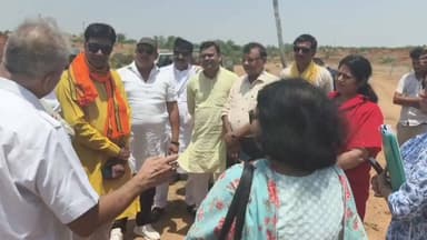 *पिछोर में केंद्रीय विद्यालय के लिए निरीक्षण, विधायक प्रीतम लोधी ने दिखाई सक्रियता*
वीडियो पोस्ट को ज्यादा से ज्यादा शेयर ताकि लोगों तक
पिछोर, 10 जून: विधानसभा क्षेत्र पिछोर में प्रस्तावित केंद्रीय विद्यालय की स्थापना की दिशा में आज अहम प्रगति हुई। भोपाल एवं दिल्ली से आई केंद्रीय निरीक्षण टीम ने विधायक प्रीतम लोधी के नेतृत्व में पिछोर और खनियाधाना के बीच आईटीआई कॉलेज के पास प्रस्तावित स्थल का गहन निरीक्षण किया।
इस अवसर पर विधायक प्रीतम लोधी भाजपा कार्यकर्ताओं के साथ मौके पर मौजूद रहीं और अधिकारियों को क्षेत्र की शैक्षणिक जरूरतों से अवगत कराया। उन्होंने कहा कि केंद्रीय विद्यालय पिछोर के विद्यार्थियों को गुणवत्तापूर्ण शिक्षा देने का मील का पत्थर साबित होगा और क्षेत्र को नई पहचान देगा।
निरीक्षण के दौरान एसडीएम ममता साथ एवं तहसीलदार शिव शंकर गुर्जर भी उपस्थित रहे। टीम ने स्थल की उपयुक्तता व सुविधाओं का जायजा लिया। विधायक प्रीतम लोधी के निरंतर प्रयासों से पिछोर में शिक्षा का संकल्प मजबूत हो रहा है। स्थानीय लोगों में इसे लेकर खासा उत्साह है। 📚
#पिछोर #केंद्रीयविद्यालय #प्रीतमलोधी #शिक्षा_का_संकल्प Pritam Lodhi हरिभान सिंह लोधी बीजेपी Rakesh Lodhi Sunil Lodhi Neelesh Rajpoot Jagatsingh Baghel सुनील लोधी पत्रकार Sukhdev Shingh Vivek Yadav Adv Rajesh Lodhi Rajput Ramkumar Yadav Muhasa Sonu Yadav MLA Pritam Lodhi Office Page Amit Paderiya Er Jeevan Lodhi दीपक लोधी पातीचक Punjabsingh Yadav एडवोकेट राजेन्द्र लोधी करारखेड़ा लोधी समाज मध्य प्रदेश Rampal Lodhi