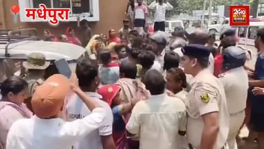 मधेपुरा मंडल कारा में बंद विचाराधीन कैदी की मौत, परिजनों का हंगामा
मधेपुरा मंडल कारा में बंद एक विचाराधीन कैदी की मौत के बाद बवाल मच गया है। परिजनों ने गंभीर आरोप लगाते हुए कहा है कि जेल के अंदर मारपीट कर उसकी हत्या की गई है।
घटना के बाद परिजनों और स्थानीय लोगों में आक्रोश है। वहीं प्रशासन ने मामले की जांच शुरू कर दी है। मौत के वास्तविक कारणों का पता पोस्टमार्टम रिपोर्ट आने के बाद चल सकेगा।
क्या जेल के अंदर हुई मारपीट से गई कैदी की जान या फिर कोई और वजह है? जांच के बाद ही सच सामने आएगा।
#24HQLiveBihar #BiharNews #Madhepura #BreakingNews #JailNews #CrimeNews #BiharUpdate #NewsAlert