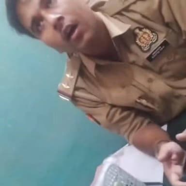 चौकी में दरोगा की कथित दबंगई का वीडियो वायरल
पीड़ित से अभद्र व्यवहार के आरोपों ने खड़े किए सवाल
सोशल मीडिया पर वीडियो चर्चा का विषय, निष्पक्ष जांच की मांग तेज
✒️रिपोर्ट राजेश सोनकर
प्रयागराज में पुलिस चौकी के भीतर कथित अभद्र व्यवहार का एक वीडियो सोशल मीडिया पर तेजी से वायरल हो रहा है। वीडियो में एक पुलिस अधिकारी और एक व्यक्ति के बीच हुई बातचीत को लेकर विवाद खड़ा हो गया है। सोशल मीडिया पर किए जा रहे दावों के अनुसार यह वीडियो मुट्ठीगंज थाना क्षेत्र की गऊघाट पुलिस चौकी का बताया जा रहा है। हालांकि वीडियो की आधिकारिक पुष्टि अभी नहीं हुई है, लेकिन घटना ने पुलिस-जनता संबंधों और पुलिस के व्यवहार को लेकर नई बहस छेड़ दी है।
वायरल वीडियो से बढ़ी चर्चाएं, पुलिस की कार्यशैली पर उठे सवाल
प्रयागराज का यह वायरल वीडियो इन दिनों सोशल मीडिया पर चर्चा का केंद्र बना हुआ है। वीडियो में एक व्यक्ति पुलिस चौकी के भीतर बैठा दिखाई देता है। इसी दौरान चौकी प्रभारी बताए जा रहे दरोगा उससे तीखे लहजे में बातचीत करते हुए नजर आते हैं।
सोशल मीडिया पर वायरल दावों के अनुसार संबंधित अधिकारी गऊघाट पुलिस चौकी में तैनात चौकी प्रभारी ऋषभ अग्निहोत्री बताए जा रहे हैं। वीडियो में कथित रूप से व्यक्ति को कुर्सी से उठने के लिए कहा जाता है और उससे सख्त लहजे में बातचीत होती दिखाई देती है। हालांकि वीडियो की सत्यता और पूरे घटनाक्रम की आधिकारिक पुष्टि अभी तक नहीं हुई है।
पीड़ित को चौकी बुलाकर धमकाने का आरोप
वायरल वीडियो को लेकर कुछ सोशल मीडिया यूजर्स और स्थानीय लोगों का आरोप है कि संबंधित व्यक्ति को चौकी बुलाकर उसके साथ अभद्र व्यवहार किया गया। वीडियो सामने आने के बाद कई लोगों ने मामले की निष्पक्ष जांच की मांग उठाई है।
सोशल मीडिया पर लोग सवाल उठा रहे हैं कि यदि कोई नागरिक अपनी समस्या लेकर पुलिस चौकी पहुंचता है, तो उसके साथ सम्मानजनक व्यवहार सुनिश्चित किया जाना चाहिए। यही कारण है कि वीडियो वायरल होने के बाद मामला चर्चा का विषय बन गया है।
पूर्व विवादों की चर्चाएं भी आईं सामने
स्थानीय स्तर पर यह भी चर्चा है कि संबंधित अधिकारी पूर्व में भी अपने व्यवहार को लेकर विवादों में रह चुके हैं। हालांकि इन दावों की किसी सक्षम अधिकारी द्वारा आधिकारिक पुष्टि नहीं की गई है। इसलिए इन आरोपों को जांच पूरी होने तक केवल दावे के रूप में ही देखा जाना चाहिए।
पुलिस कमिश्नरेट व्यवस्था पर उठे सवाल
गौरतलब है कि प्रयागराज पुलिस कमिश्नरेट द्वारा समय-समय पर पुलिसकर्मियों को आमजन के प्रति संवेदनशील और सम्मानजनक व्यवहार अपनाने के निर्देश दिए जाते रहे हैं। पुलिस और जनता के बीच विश्वास बढ़ाने के लिए विभिन्न जनसंपर्क कार्यक्रम भी संचालित किए जाते हैं।
ऐसे में यह वायरल वीडियो पुलिस विभाग की कार्यप्रणाली को लेकर कई सवाल खड़े कर रहा है। अब लोगों की नजरें इस बात पर टिकी हैं कि वरिष्ठ अधिकारी मामले की जांच कर क्या कार्रवाई करते हैं।
फिलहाल वायरल वीडियो की आधिकारिक पुष्टि और पूरे घटनाक्रम की विस्तृत जांच होना बाकी है। जांच के बाद ही यह स्पष्ट हो सकेगा कि वीडियो में दिखाई दे रही परिस्थितियां क्या थीं और संबंधित आरोपों में कितनी सच्चाई है। प्रशासन और पुलिस विभाग से अपेक्षा की जा रही है कि मामले की निष्पक्ष जांच कर तथ्यों को सार्वजनिक किया जाए, जिससे जनता का विश्वास कायम रह सके।
"जनता का विश्वास ही पुलिस की सबसे बड़ी ताकत है। सम्मान, संवाद और पारदर्शिता से ही सुशासन मजबूत होता है।"
👇👇
#NDNews
#दैनिकनिष्पक्षधारा
#PrayagrajNews
#Muthiganj
#GaughatChowki
#UPPolice
#PoliceBehaviour
#ViralVideo
#BreakingNews
#PrayagrajPolice
#NDNewsChannel
👇👇👇
@dgpup
@UPGovt
@RSSorg
@Uppolice
@wpl1090
@RSSgeet
@MIB_India
@PMOIndia
@HMOIndia
@VHPDigital
@CMOUP_RC
@myogioffice
@InfoDeptUP
@CMOfficeUP
@UPPRD1948
@ChiefSecyUP
@MahantYogiG
@ChiefSecyUP
@BajrangDalOrg
@myogiadityanath
@112UttarPradesh
@UPPViralCheck
@UpPolicemitra
@prayagraj_pol
@ADGZonPrayagraj
@DM_PRAYAGRAJ
@CommissionerPrg
@NigamPrayagraj
@Prayagraj_TP
@PROdefprayagraj
👇👇
🟥 ND NEWS | दैनिक निष्पक्ष धारा
मुख्य संपादक / संस्थापक: राजन सिंह हाड़ा
सह-संपादक: शालिनी सिंह भदौरिया
📍 कार्यालय-3: U158, हीरा स्वीट्स के पास, विकास मार्ग, लक्ष्मी नगर, पूर्वी दिल्ली, पिन कोड – 110092 (NCR)
📍 कार्यालय-2: विधानसभा रोड, बर्लिंगटन चौराहा, लखनऊ – 226001 (UP)
📍 कार्यालय-1: 1/1 अटल बिहारी चौराहा, नियर बर्मा चौराहा, फतेहपुर – 212601 (UP)
📅 दिनांक: 11 जून 2026
📆 दिन: गुरुवार
📧 Email: ndnewschannel@gmail.com
📞 मोबाइल: 9696119696