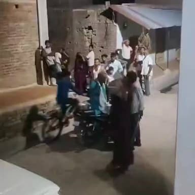 सभासद के बेटे पर महिला को धमकाने और बाइक तोड़ने का आरोप
धाता क्षेत्र में दबंगई का वीडियो चर्चा में, पुलिस ने शुरू की जांच
महिला ने बेटे को जान से मारने की धमकी देने का लगाया आरोप
✒️रिपोर्ट :- नागेंद्र पांडये
उत्तर प्रदेश के फतेहपुर जनपद के धाता थाना क्षेत्र में कथित दबंगई और धमकी का मामला सामने आया है। एक महिला ने सभासद के बेटे पर गाली-गलौज करने, डंडा लेकर धमकाने, बाहर खड़ी बाइक को क्षतिग्रस्त करने और उसके बेटे को जान से मारने की धमकी देने का आरोप लगाया है। घटना से संबंधित वीडियो सामने आने के बाद पुलिस ने मामले का संज्ञान लेते हुए जांच शुरू कर दी है।
धाता के कारिकान गांव में विवाद का मामला
प्राप्त जानकारी के अनुसार धाता थाना क्षेत्र के कारिकान गांव निवासी मीरा नामक महिला ने आरोप लगाया है कि विवेक सिंह नामक व्यक्ति ने उनके साथ अभद्र व्यवहार किया। महिला का कहना है कि आरोपी हाथ में डंडा लेकर पहुंचा, गाली-गलौज की तथा घर के बाहर खड़ी बाइक को नुकसान पहुंचाया।
महिला ने यह भी आरोप लगाया कि उसके बेटे को जान से मारने की धमकी दी गई, जिससे परिवार भय और तनाव के माहौल में है। घटना के बाद पीड़ित पक्ष ने पुलिस से शिकायत कर न्याय की मांग की है।
पुलिस का पक्ष भी आया सामने
मामले में धाता थाना प्रभारी ने बताया कि प्रारंभिक जानकारी के अनुसार दोनों पक्ष पहले से एक-दूसरे को जानते हैं और आपस में मित्र बताए जा रहे हैं। पुलिस के अनुसार दोनों पक्ष पहले साथ बैठे थे और बाद में किसी बात को लेकर कहासुनी हो गई, जो गाली-गलौज तक पहुंच गई।
थाना प्रभारी ने कहा कि वायरल वीडियो को संज्ञान में लिया गया है और पूरे मामले की जांच की जा रही है। यदि पीड़ित पक्ष की ओर से तहरीर प्राप्त होती है तो विधिक कार्रवाई करते हुए मुकदमा दर्ज किया जाएगा।
वायरल वीडियो बना चर्चा का विषय
घटना से जुड़ा वीडियो सोशल मीडिया पर तेजी से वायरल हो रहा है। वीडियो सामने आने के बाद स्थानीय लोगों के बीच तरह-तरह की चर्चाएं शुरू हो गई हैं। हालांकि वीडियो की सत्यता और पूरे घटनाक्रम की पुष्टि पुलिस जांच के बाद ही स्पष्ट हो सकेगी।
एक ओर महिला गंभीर आरोप लगा रही है, वहीं दूसरी ओर पुलिस मामले को आपसी विवाद मानकर सभी तथ्यों की जांच में जुटी हुई है। अब सभी की निगाहें पुलिस जांच और आगे की कार्रवाई पर टिकी हैं।
धाता क्षेत्र का यह मामला स्थानीय स्तर पर चर्चा का विषय बना हुआ है। आरोप और प्रत्यारोप के बीच पुलिस तथ्यों को जुटाने में लगी है। जांच के निष्कर्ष और पीड़ित पक्ष की औपचारिक शिकायत के बाद ही मामले की वास्तविक स्थिति स्पष्ट हो सकेगी। फिलहाल प्रशासन ने निष्पक्ष जांच का आश्वासन दिया है।
ND NEWS की अपील
🔹 किसी भी विवाद को हिंसा, धमकी या सार्वजनिक टकराव का रूप न दें।
🔹 सोशल मीडिया पर वीडियो वायरल करने से पहले तथ्यात्मक सत्यता की पुष्टि करें।
🔹 पीड़ित पक्ष बिना भय के अपनी शिकायत पुलिस को लिखित रूप में दें।
🔹 पुलिस प्रशासन निष्पक्ष जांच कर दोषी पाए जाने वालों पर कठोर कार्रवाई सुनिश्चित करे।
🔹 जनप्रतिनिधियों एवं उनके परिजनों को भी कानून और सामाजिक जिम्मेदारी का पालन करते हुए अनुकरणीय व्यवहार करना चाहिए।
ND NEWS संदेश:
"कानून से ऊपर कोई नहीं है। संवाद, संयम और न्यायपूर्ण कार्रवाई ही सामाजिक सौहार्द और लोकतांत्रिक व्यवस्था की सबसे बड़ी ताकत है।"
👇👇
#NDNews
#दैनिकनिष्पक्षधारा
#FatehpurNews
#Dhata
#Karikan
#BreakingNews
#ViralVideo
#UPNews
#LawAndOrder
#PoliceInvestigation
#NDNewsChannel
👇👇👇👇
@dgpup
@RSSorg
@UPGovt
@wpl1090
@RSSgeet
@Uppolice
@MIB_India
@PMOIndia
@HMOIndia
@abmanglik
@VHPDigital
@igrangealld
@myogioffice
@InfoDeptUP
@dmfatehpur
@sdmsadarftp
@CMOfficeUP
@CMOUP_RC
@UPPRD1948
@ChiefSecyUP
@ChiefSecyUP
@MahantYogiG
@FatehpurSdm
@fatehpurpolice
@BajrangDalOrg
@112UttarPradesh
@myogiadityanath
@CommissionerPrg
@ADGZonPrayagraj
👇👇
🟥 ND NEWS | दैनिक निष्पक्ष धारा
मुख्य संपादक / संस्थापक: राजन सिंह हाड़ा
सह-संपादक: शालिनी सिंह भदौरिया
✒️ रिपोर्ट : सहयोगी राहुल गुप्ता के साथ नागेंद्र पांडये
📍 कार्यालय-3: U158, हीरा स्वीट्स के पास, विकास मार्ग, लक्ष्मी नगर, पूर्वी दिल्ली, पिन कोड – 110092 (NCR)
📍 कार्यालय-2: विधानसभा रोड, बर्लिंगटन चौराहा, लखनऊ – 226001 (UP)
📍 कार्यालय-1: 1/1 अटल बिहारी चौराहा, नियर बर्मा चौराहा, फतेहपुर – 212601 (UP)
📅 दिनांक: 10 जून 2026
📆 दिन: बुधवार
📧 Email: ndnewschannel@gmail.com
📞 मोबाइल: 9696119696