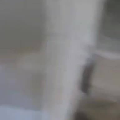 सभासद के बेटे पर महिला को धमकाने और बाइक तोड़ने का आरोप
धाता क्षेत्र में दबंगई का वीडियो चर्चा में, पुलिस ने शुरू की जांच
महिला ने बेटे को जान से मारने की धमकी देने का लगाया आरोप
✒️रिपोर्ट :- नागेंद्र पांडये
उत्तर प्रदेश के फतेहपुर जनपद के धाता थाना क्षेत्र में कथित दबंगई और धमकी का मामला सामने आया है। एक महिला ने सभासद के बेटे पर गाली-गलौज करने, डंडा लेकर धमकाने, बाहर खड़ी बाइक को क्षतिग्रस्त करने और उसके बेटे को जान से मारने की धमकी देने का आरोप लगाया है। घटना से संबंधित वीडियो सामने आने के बाद पुलिस ने मामले का संज्ञान लेते हुए जांच शुरू कर दी है।
धाता के कारिकान गांव में विवाद का मामला
प्राप्त जानकारी के अनुसार धाता थाना क्षेत्र के कारिकान गांव निवासी मीरा नामक महिला ने आरोप लगाया है कि विवेक सिंह नामक व्यक्ति ने उनके साथ अभद्र व्यवहार किया। महिला का कहना है कि आरोपी हाथ में डंडा लेकर पहुंचा, गाली-गलौज की तथा घर के बाहर खड़ी बाइक को नुकसान पहुंचाया।
महिला ने यह भी आरोप लगाया कि उसके बेटे को जान से मारने की धमकी दी गई, जिससे परिवार भय और तनाव के माहौल में है। घटना के बाद पीड़ित पक्ष ने पुलिस से शिकायत कर न्याय की मांग की है।
पुलिस का पक्ष भी आया सामने
मामले में धाता थाना प्रभारी ने बताया कि प्रारंभिक जानकारी के अनुसार दोनों पक्ष पहले से एक-दूसरे को जानते हैं और आपस में मित्र बताए जा रहे हैं। पुलिस के अनुसार दोनों पक्ष पहले साथ बैठे थे और बाद में किसी बात को लेकर कहासुनी हो गई, जो गाली-गलौज तक पहुंच गई।
थाना प्रभारी ने कहा कि वायरल वीडियो को संज्ञान में लिया गया है और पूरे मामले की जांच की जा रही है। यदि पीड़ित पक्ष की ओर से तहरीर प्राप्त होती है तो विधिक कार्रवाई करते हुए मुकदमा दर्ज किया जाएगा।
वायरल वीडियो बना चर्चा का विषय
घटना से जुड़ा वीडियो सोशल मीडिया पर तेजी से वायरल हो रहा है। वीडियो सामने आने के बाद स्थानीय लोगों के बीच तरह-तरह की चर्चाएं शुरू हो गई हैं। हालांकि वीडियो की सत्यता और पूरे घटनाक्रम की पुष्टि पुलिस जांच के बाद ही स्पष्ट हो सकेगी।
एक ओर महिला गंभीर आरोप लगा रही है, वहीं दूसरी ओर पुलिस मामले को आपसी विवाद मानकर सभी तथ्यों की जांच में जुटी हुई है। अब सभी की निगाहें पुलिस जांच और आगे की कार्रवाई पर टिकी हैं।
धाता क्षेत्र का यह मामला स्थानीय स्तर पर चर्चा का विषय बना हुआ है। आरोप और प्रत्यारोप के बीच पुलिस तथ्यों को जुटाने में लगी है। जांच के निष्कर्ष और पीड़ित पक्ष की औपचारिक शिकायत के बाद ही मामले की वास्तविक स्थिति स्पष्ट हो सकेगी। फिलहाल प्रशासन ने निष्पक्ष जांच का आश्वासन दिया है।
ND NEWS की अपील
🔹 किसी भी विवाद को हिंसा, धमकी या सार्वजनिक टकराव का रूप न दें।
🔹 सोशल मीडिया पर वीडियो वायरल करने से पहले तथ्यात्मक सत्यता की पुष्टि करें।
🔹 पीड़ित पक्ष बिना भय के अपनी शिकायत पुलिस को लिखित रूप में दें।
🔹 पुलिस प्रशासन निष्पक्ष जांच कर दोषी पाए जाने वालों पर कठोर कार्रवाई सुनिश्चित करे।
🔹 जनप्रतिनिधियों एवं उनके परिजनों को भी कानून और सामाजिक जिम्मेदारी का पालन करते हुए अनुकरणीय व्यवहार करना चाहिए।
ND NEWS संदेश:
"कानून से ऊपर कोई नहीं है। संवाद, संयम और न्यायपूर्ण कार्रवाई ही सामाजिक सौहार्द और लोकतांत्रिक व्यवस्था की सबसे बड़ी ताकत है।"
👇👇
#NDNews
#दैनिकनिष्पक्षधारा
#FatehpurNews
#Dhata
#Karikan
#BreakingNews
#ViralVideo
#UPNews
#LawAndOrder
#PoliceInvestigation
#NDNewsChannel
👇👇👇👇
@dgpup
@RSSorg
@UPGovt
@wpl1090
@RSSgeet
@Uppolice
@MIB_India
@PMOIndia
@HMOIndia
@abmanglik
@VHPDigital
@igrangealld
@myogioffice
@InfoDeptUP
@dmfatehpur
@sdmsadarftp
@CMOfficeUP
@CMOUP_RC
@UPPRD1948
@ChiefSecyUP
@ChiefSecyUP
@MahantYogiG
@FatehpurSdm
@fatehpurpolice
@BajrangDalOrg
@112UttarPradesh
@myogiadityanath
@CommissionerPrg
@ADGZonPrayagraj
👇👇
🟥 ND NEWS | दैनिक निष्पक्ष धारा
मुख्य संपादक / संस्थापक: राजन सिंह हाड़ा
सह-संपादक: शालिनी सिंह भदौरिया
✒️ रिपोर्ट : सहयोगी राहुल गुप्ता के साथ नागेंद्र पांडये
📍 कार्यालय-3: U158, हीरा स्वीट्स के पास, विकास मार्ग, लक्ष्मी नगर, पूर्वी दिल्ली, पिन कोड – 110092 (NCR)
📍 कार्यालय-2: विधानसभा रोड, बर्लिंगटन चौराहा, लखनऊ – 226001 (UP)
📍 कार्यालय-1: 1/1 अटल बिहारी चौराहा, नियर बर्मा चौराहा, फतेहपुर – 212601 (UP)
📅 दिनांक: 10 जून 2026
📆 दिन: बुधवार
📧 Email: ndnewschannel@gmail.com
📞 मोबाइल: 9696119696