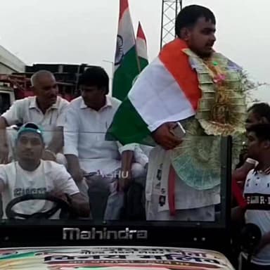 थाईलैंड से गोल्ड मेडल लेकर लोट विनय मलिक का ग्रामीणों ने किया जोरदार स्वागत विनय मलिक के कोच संजीव कुमार ने बताया कि
7 वर्षों से कर रहे थे मेहनत अब मिला मेडल