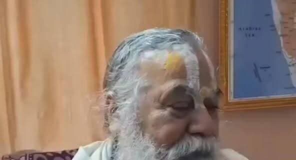 “जांच करने वाले खुद बेइमान। ये क्या करेंगे जांच!!
भगवान ही करेंगे जांच।”
श्रीराम जन्मभूमि ट्रस्ट के अध्यक्ष महंत नृत्य गोपाल दास के उत्तराधिकारी महंत कमल नयन दास का,
राम मंदिर दान चोरी पर बड़ा बयान।
ये भी कहा-
“जो कभी साइकिल पर चलते थे, वे आज बड़ी-बड़ी गाड़ियों में घूम रहे हैं और आलीशान भवनों में रह रहे हैं।”
इस भयावह पाप पर लगातार पर्दा डालने की कोशिश कर रहे सत्ता और प्रशासन को कहिए,
कि इसे सुनें और अपनी अंजुरी में चुल्लू भर पानी भरकर उसी में।
#trend #topics #newsmpd #viral #अयोध्या #बयान #public #political #पड़ताल #case #upnews #latestnews #bhakti