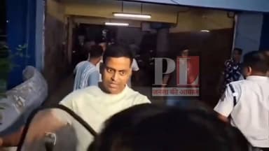 विधाननगर में TMC नेता सब्यसाची दत्ता का जनता ने अनोखे अंदाज में स्वागत किया।
पुलिस स्टेशन पहुंचने पर लोगों ने अंडे और सड़े टमाटर फेंककर अपना गुस्सा जाहिर किया। सोशल मीडिया पर इसे "अंडा थेरेपी" का नाम दिया जा रहा है। बंगाल की राजनीति में जनता का यह
विरोध अब चर्चा का विषय बन गया है। #WestBengal
#Politics #facebookreel #nonfollowers #NewsUpdate #viralvideochallenge
