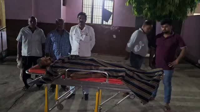 #एटा के थाना बागवाला क्षेत्र के नगला जयराम गांव में एक व्यक्ति की आम तोड़ते समय 33KV हाईटेंशन लाइन की चपेट में आने से मौत हो गई। परिजन उसे एटा मेडिकल कॉलेज ले गए जहाँ डॉक्टरों ने मृत घोषित कर दिया। पुलिस ने शव पोस्टमार्टम के लिए भेजा और जाँच शुरू कर दी है।
#एटा #करंट_से_मौत #हाईटेंशन_लाइन #BreakingNews #EtaNews #UPNews #बागवाला #नगलाजयराम #बिजली_हादसा #आम_तोड़ते_करंट #33KV #उत्तरप्रदेश #ETABreaking #विद्युत_दुर्घटना #Ethics