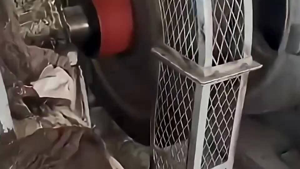 पांगी अंधेरे में, विभाग गहरी नींद में! एक माह से बंद पड़ा साच घराट पावर हाउस, जनता पूछ रही—आखिर जिम्मेदार कौन?
जनजातीय क्षेत्र पांगी में बिजली व्यवस्था पूरी तरह सवालों के घेरे में आ गई है। साच घराट पावर हाउस की एक टरबाइन फटने के बाद पिछले एक माह से अधिक समय बीत चुका है, लेकिन विद्युत विभाग आज तक इसे दुरुस्त नहीं कर पाया है। नतीजतन पूरा क्षेत्र बिजली संकट से जूझ रहा है और आम जनता अंधेरे तथा अव्यवस्था का खामियाजा भुगतने को मजबूर है।
सबसे बड़ा सवाल यह है कि जिस पावर हाउस के रखरखाव और मरम्मत पर हर साल लाखों रुपये खर्च किए जाते हैं, उसकी हालत इतनी बदतर क्यों है? आखिर वह पैसा कहां खर्च हो रहा है, जिसका दावा विभाग लगातार करता रहा है?
स्थानीय लोगों का कहना है कि साच घराट पावर हाउस में 450-450 किलोवाट क्षमता की दो टरबाइन स्थापित हैं, लेकिन विडंबना यह है कि स्थापना के बाद से शायद ही कभी दोनों टरबाइन अपनी पूरी क्षमता के साथ चली हों। अधिकतर समय केवल एक मशीन के सहारे बिजली उत्पादन किया जाता रहा, जबकि दूसरी मशीन को स्टैंडबाय के नाम पर रखा गया। अब हालात ऐसे हैं कि स्टैंडबाय मशीन की स्थिति भी किसी कबाड़ से कम नहीं बताई जा रही है।
लोगों का आरोप है कि विभाग वर्षों से मरम्मत और रखरखाव के नाम पर लाखों रुपये खर्च होने का दावा करता आया है, लेकिन धरातल पर स्थिति जस की तस बनी हुई है। यदि समय-समय पर सही रखरखाव किया गया होता तो क्या आज एक टरबाइन फटने के बाद पूरा क्षेत्र एक महीने से अधिक समय तक अंधेरे में डूबा रहता?
बताया जा रहा है कि खराब टरबाइन को यमुनानगर की एक वर्कशॉप में भेजा गया है। हैरानी की बात यह है कि एक माह से अधिक समय बीत जाने के बाद भी विभाग यह बताने की स्थिति में नहीं है कि टरबाइन कब तक वापस आएगी और बिजली व्यवस्था कब तक सामान्य होगी। इससे विभाग की कार्यप्रणाली और जवाबदेही दोनों पर गंभीर सवाल खड़े हो रहे हैं।
स्थानीय लोगों का कहना है कि पांगी जैसे दुर्गम और संवेदनशील क्षेत्र में बिजली केवल सुविधा नहीं बल्कि आवश्यकता है। बिजली के अभाव में विद्यार्थियों की पढ़ाई, व्यापारिक गतिविधियां, सरकारी कार्य और दैनिक जीवन बुरी तरह प्रभावित हो रहा है। इसके बावजूद विभाग की सुस्ती खत्म होने का नाम नहीं ले रही।
वहीं धनवास सोलर पावर प्लांट की कार्यप्रणाली को लेकर भी लोगों में असंतोष है। उनका कहना है कि करोड़ों रुपये खर्च होने के बावजूद क्षेत्र को अपेक्षित लाभ नहीं मिल रहा। ऐसे में यह सवाल उठना लाजिमी है कि आखिर पांगी के ऊर्जा ढांचे पर खर्च होने वाली सरकारी राशि का वास्तविक लाभ जनता तक क्यों नहीं पहुंच पा रहा?
क्षेत्रवासियों ने मांग की है कि साच घराट पावर हाउस में हुए नुकसान, रखरखाव पर हुए खर्च और मरम्मत कार्यों की उच्च स्तरीय जांच करवाई जाए। साथ ही यह भी सार्वजनिक किया जाए कि पिछले वर्षों में मरम्मत के नाम पर कितना धन खर्च हुआ और उसके क्या परिणाम सामने आए।
जनता का साफ कहना है कि यदि करोड़ों रुपये खर्च होने के बावजूद पावर हाउस एक टरबाइन के सहारे चलता रहा और आज एक माह से अधिक समय तक बिजली व्यवस्था बहाल नहीं हो पाई, तो यह केवल तकनीकी विफलता नहीं बल्कि व्यवस्था की गंभीर नाकामी का उदाहरण है।
#PangiPowerCrisis #SachGharatPowerHouse #ElectricityFailure #HimachalPradesh #PowerOutage #TribalAreaIssues #PublicAccountability #HydroPowerProject #InfrastructureFailure #PangiNews #HimachalNews #EnergyCrisis #GovernmentAccountability #BreakingNews #PowerSector हिम संदेश Pangi Administration CMO Himachal Sukhvinder Singh Sukhu Jagat Singh Negi Adv Surjeet Sharma Bharmouri Janak Raj Shiv Suryavanshi हिम शिखर पांगी