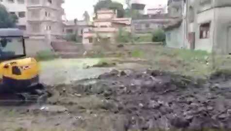 पश्चिम बंगाल में अवैध कब्जों पर कार्रवाई जारी! 🚜💧
हावड़ा में वर्षों से अवैध रूप से भरकर कब्जाई गई तालाबों और जलाशयों की जमीन को प्रशासन द्वारा पुनः मुक्त कराया जा रहा है। जलाशय केवल पानी का स्रोत नहीं, बल्कि पर्यावरण संतुलन और भूजल संरक्षण की जीवनरेखा हैं।
प्राकृतिक संसाधनों की रक्षा और अवैध निर्माणों पर सख्ती, दोनों ही एक मजबूत और जवाबदेह शासन की पहचान हैं।
#जल_संरक्षण #पश्चिमबंगाल #हावड़ा #अवैध_कब्जा #तालाब_बचाओ #पर्यावरण_संरक्षण #विकास #WaterConservation #Howrah #WestBengal #Governance #EnvironmentalProtection #SaveWaterBodies