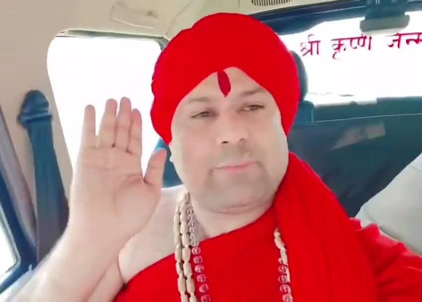 🛑 संत समाज के चर्चित विवाद में नया मोड़!
शंकराचार्य स्वामी अविमुक्तेश्वरानंद पर आरोप लगाने वाले आशुतोष ब्रह्मचारी ने नया वीडियो जारी कर बड़ा दावा किया है। उनका कहना है कि उनके द्वारा दर्ज कराया गया मुकदमा दबाव में कराया गया था। आशुतोष ब्रह्मचारी ने आरोप लगाया कि यह कार्रवाई जगद्गुरु रामभद्राचार्य के उत्तराधिकारी रामचंद्र दास के कहने पर की गई थी। वीडियो सामने आने के बाद संत समाज में एक बार फिर चर्चा तेज हो गई है। अब इस मामले में आगे क्या होता है, इस पर सभी की नजरें टिकी हैं।
#BreakingNews #AshutoshBrahmachari #SwamiAvimukteshwaranand #SantSamaj #RamBhadracharya #RamchandraDas #ViralVideo #ReligiousNews #SpiritualNews #IndiaNews #TrendingNews #LatestUpdate #HindiNews #NewsUpdate #ViralNews #SanatanDharma #SantSamajNews #YouTubeNews #SocialMediaBuzz #BreakingUpdate
