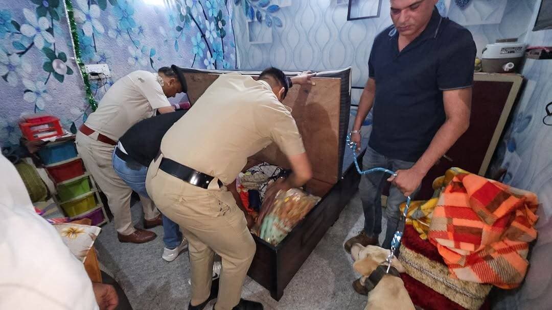 यमुनानगर पुलिस की तड़के सुबह आजाद नगर में बड़ी रेड, एंटी नारकोटिक सेल समेत 11 पुलिस टीमों ने नशा तस्करों के घरों पर धावा बोला, लाइव रेड देखे
#CrimeNews #DrugSupplier #HaryanaPolice #OperationMaidan2 #LatestNews #PoliceAction #NashaMuktHaryana #DrugSmuggler #ViralNews #DrugFreeYamunanagar #YamunanagarPolice #OperationMaidan2_0 #NewsUpdate #HindiNews #AntiNarcoticCell #YNRNews #TrendingNow #yamunanagar_location #yamunanagar #yamunanagar_ #yamunanagarjagadhri