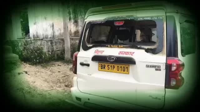 बांका में बालू माफियाओं का हमला | खनन विभाग की टीम पर हमला, पुलिस जवान घायल |
बांका जिले के रजौन थाना क्षेत्र के वृंदावन गांव के पास अवैध बालू खनन की सूचना पर छापेमारी करने पहुंची खनन विभाग और पुलिस टीम पर बालू माफियाओं ने हमला कर दिया। इस हमले में एक पुलिस जवान गंभीर रूप से घायल हो गया जबकि खनन विभाग की सरकारी गाड़ी को भी क्षतिग्रस्त कर दिया गया। घटना के बाद रजौन पुलिस और बौंसी एसडीपीओ इंद्रजीत बैठा मौके पर पहुंचे और जांच शुरू कर दी गई है।
वीडियो में देखें पूरी घटना, पुलिस की कार्रवाई और अवैध बालू खनन से जुड़ी ताजा अपडेट।
बांका न्यूज, Banka News, Rajoun News, Rajoun Breaking News, Bihar News, Banka Breaking News, Sand Mafia Attack, Illegal Sand Mining, Balu Mafia, Mining Department Attack, Police Injured, Bihar Crime News, Banka Crime News, Chandan River Sand Mining, Latest Bihar News, Breaking News Banka, Rajoun Police, SDPO Indrajeet Baitha
#BankaNews #BreakingNews #RajounNews #BaluMafia #SandMafia IllegalMining BiharNews PoliceAttack MiningDepartment BankaBreakingNews CrimeNews LatestNews BiharBreakingNews Rajoun BankaDistrict
