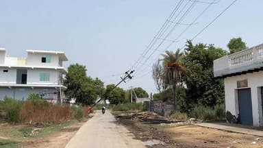 बिलासपुर से रामपुर मार्ग पर आंधी से टूटा बिजली का खंबा #BreakingNews #UttarPradesh #NPCL #WeatherAlert #StormDamage PowerLine Bilaspur Rampur NewsUpdate PublicSafety ViralNews HindiNews LatestNews GroundReport