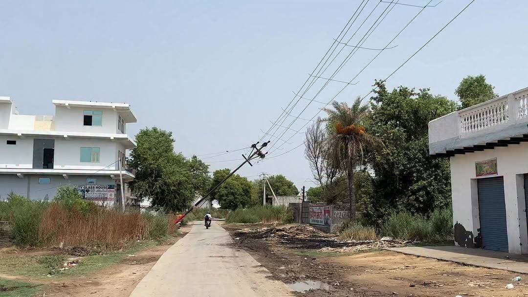 बिलासपुर से रामपुर मार्ग पर आंधी से टूटा बिजली का खंबा #BreakingNews #UttarPradesh #NPCL #WeatherAlert #StormDamage PowerLine Bilaspur Rampur NewsUpdate PublicSafety ViralNews HindiNews LatestNews GroundReport