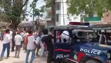 #प्रतापगढ़ पट्टी में रेप आरोपी की गिरफ्तारी के बाद बवाल, पुलिस जीप को भीड़ ने घेरा
प्रतापगढ़ के पट्टी क्षेत्र में रेप आरोपी गुलजार की गिरफ्तारी के बाद माहौल अचानक तनावपूर्ण हो गया।
जानकारी के अनुसार आरोपी पर नाबालिग लड़की के अपहरण और दुष्कर्म का आरोप है।
#VirolVideo #Update