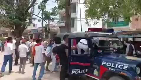 #प्रतापगढ़ पट्टी में रेप आरोपी की गिरफ्तारी के बाद बवाल, पुलिस जीप को भीड़ ने घेरा
प्रतापगढ़ के पट्टी क्षेत्र में रेप आरोपी गुलजार की गिरफ्तारी के बाद माहौल अचानक तनावपूर्ण हो गया।
जानकारी के अनुसार आरोपी पर नाबालिग लड़की के अपहरण और दुष्कर्म का आरोप है।
#VirolVideo #Update