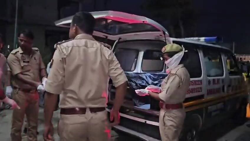 #यूपी: #बुलंदशहर के #OYO #होटल में एक युवती का शव मिला है, आज सुबह युवती एक युवक के साथ OYO आई थी, युवक भी अचेत अवस्था में था। पुलिस ने जहरीला पदार्थ भी बरामद किया है। युवक युवती नोएडा के रहने वाले बताये जा रहे हैं। पुलिस जांच में जुटी है।