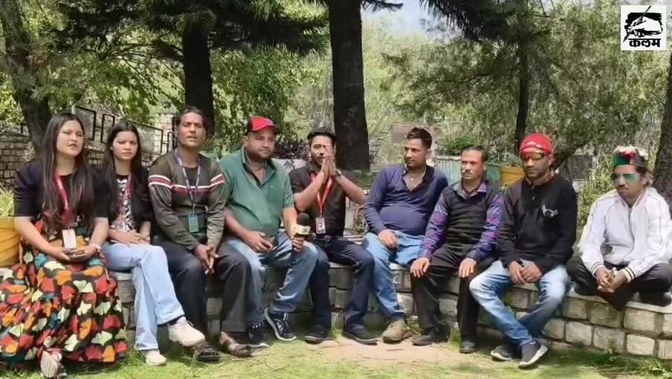 दिव्यांगों की आवाज़ कब सुनेगी सरकार?
हिमाचल प्रदेश के दिव्यांगजन अपनी मांगों को लेकर पिछले 968 दिनों से लगातार संघर्ष कर रहे हैं। अपनी जायज़ मांगों को सरकार तक पहुंचाने के लिए वे 131 दिनों तक शिमला सचिवालय के बाहर धरने पर भी बैठे रहे, लेकिन उनका कहना है कि आज तक उनकी समस्याओं का स्थायी समाधान नहीं हो पाया है।
दिव्यांगजनों का आरोप है कि उन्हें मात्र ₹1700 पेंशन दी जाती है, वह भी कई बार तीन-तीन महीने की देरी से मिलती है। बढ़ती महंगाई के दौर में इतनी कम राशि में जीवनयापन करना उनके लिए बेहद कठिन हो गया है। उनका कहना है कि सरकार उनकी मांगों और संघर्ष को लगातार अनदेखा कर रही है।
आज TEAM GROUND ZERO के साथ विशेष बातचीत में दिव्यांग साथियों ने अपनी पीड़ा, संघर्ष और मांगों को खुलकर सामने रखा। उन्होंने सरकार से अपील की कि दिव्यांगों के अधिकारों और सम्मानजनक जीवन के लिए ठोस कदम उठाए जाएं तथा उनकी वर्षों पुरानी मांगों का जल्द समाधान किया जाए।
TEAM GROUND ZERO जनता की आवाज़ को प्रशासन और सरकार तक पहुंचाने के लिए प्रतिबद्ध है।
#TeamGroundZero #DivyangAdhikar #HimachalPradesh #Shimla #DharnaPradarshan #PensionIssue #PublicVoice #GroundReport #SocialJustice #DivyangSamman #HimachalNews #JanKiAwaaz #NewsUpdate #RampurBushahr #GroundZeroExclusive #VoiceOfPeople #PensionHike #DivyangSangharsh #ShimlaSecretariat #BreakingNews
