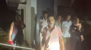 केवी तार टूटकर गिरा, करंट की चपेट में आई भैंस की मौत; किसान का फूटा गुस्सा
"11 केवी बिजली तार टूटकर गिरा और एक भैंस की जान चली गई। घटना के बाद किसान और ग्रामीणों ने विद्युत विभाग पर लापरवाही के आरोप लगाए। देखें पूरा मामला।" #ViralVideo #ElectricityDepartment #Farmer #MadhyaPradesh #NewsUpdate