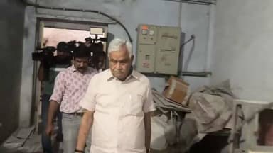 राजस्थान के केबिनेट मंत्री किरोड़ी लाल मीणा ने की छापेमारी शुरू नकली बीज, खाद, उर्वरक के खिलाफ एक्शन मोड़ पर किरोड़ी लाल मीणा।
किसानों के हित में लगातार कार्रवाई कर रहे कृषि मंत्री Dr Kirodilal Meena, Jaipur News
#Video #indiaNews #1stIndiaNews #RajasthanNews #JaipurNews #KirodiLalMeena #AgricultureNews #FarmersWelfare #BreakingNews #FirstIndia #IndiaNews #RajasthanGovernment #TrendingNews