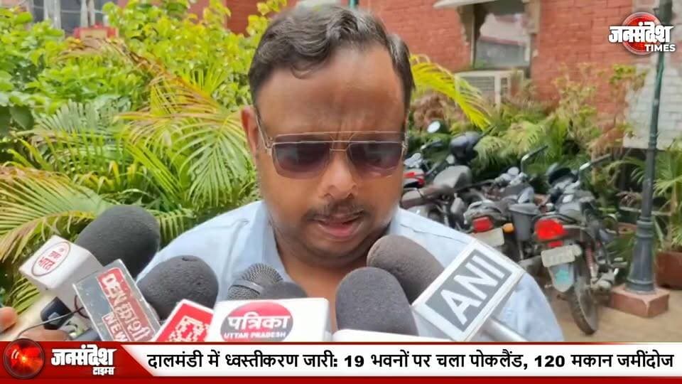 दालमंडी में ध्वस्तीकरण जारी: 19 भवनों पर चला पोकलैंड, 120 मकान जमींदोज.... #DalmadiDemolition #VaranasiNews #DalmadiChaudikaran #BulldozerAction #PoclainMachine #KashiVikas #DroneSurveillance #CityMagistrate #ACPAtulAnjanTripathi #EKKSingh #VaranasiAdministration #PWDVaranasi #19BuildingsDemolished #120BuildingsRazеd #ReligiousPlacesSafe #WomenProtest #KashiCorridor #DalmadiUpdate #VaranasiDevelopment #EncroachmentFreeKashi #RoadWidening #BreakingNews #UPNews #VaranasiPolice #SmartCityProject