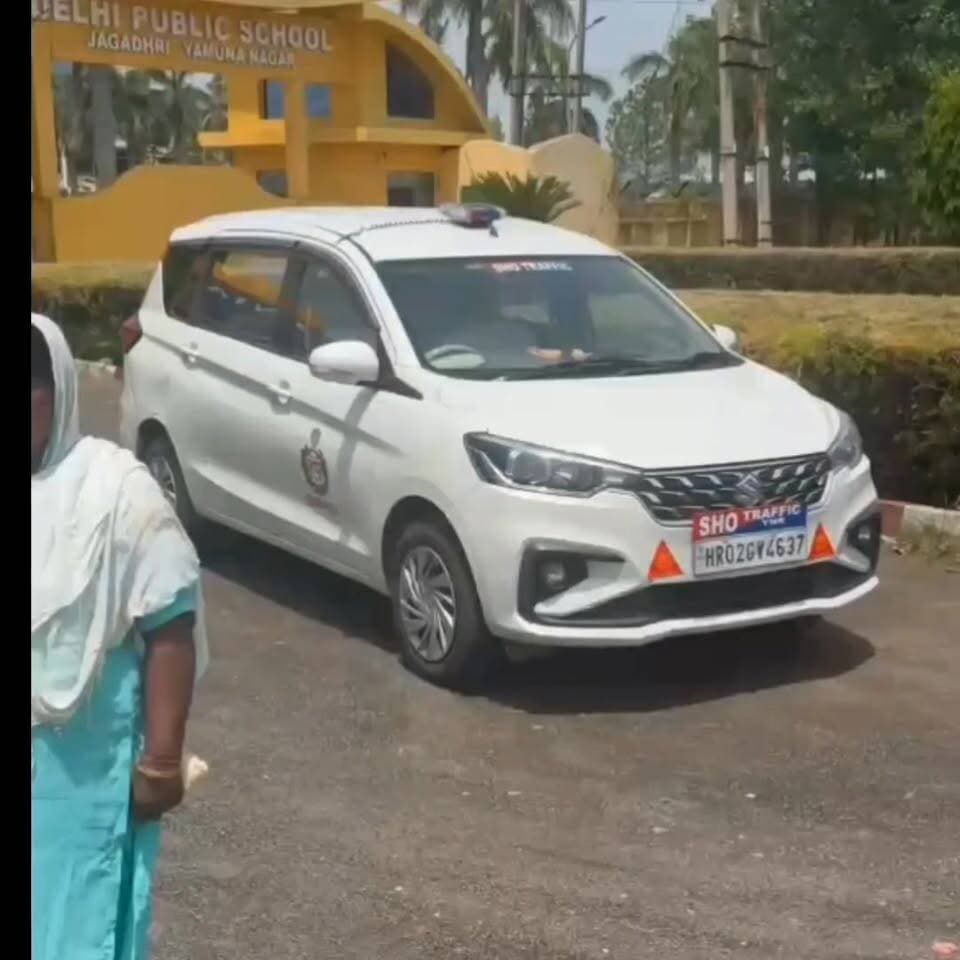यमुनानगर गर्मी की छुट्टियों में स्कूल बसों पर पुलिस की नजर, खामियां मिलने पर होगा चालान, एसएचओ संदीप कुमार ने कहा एसपी यमुनानगर कमलदीप गोयल के मार्गदर्शन में यह जांच की जा रही है व स्कूली बच्चों की सुरक्षा सर्वोपरि,ट्रैफिक पुलिस ने की बसों की विशेष जांच या छुट्टियों में स्कूल बसों का सेफ्टी ऑडिट, ड्राइवरों को दिए सुरक्षा के टिप्स।
#SchoolBusSafety #TrafficPolice #Yamunanagar #RoadSafety #StudentSafety #SummerVacation #SchoolTransport #TrafficAwareness #SafeJourney #HaryanaPolice #DPSSchool #PublicSafety #RoadRules #SchoolBusCheck #TrafficDrive