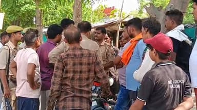 गंगा स्नान बना जानलेवा, युवक की डूबने से मौत
चाचा के साथ नहाने गया युवक गंगा में समाया, परिजनों में मचा कोहराम
पिलही गंगा घाट पर दर्दनाक हादसा, पोस्टमार्टम से परिजनों का इंकार
✒️रिपोर्ट अजय श्रीवास्तव
उत्तर प्रदेश के फतेहपुर जिले के हुसेनगंज थाना क्षेत्र स्थित पिलही गंगा घाट पर गुरुवार को एक दर्दनाक हादसा सामने आया, जहां चाचा के साथ गंगा स्नान करने गया एक युवक नदी में डूब गया। स्थानीय गोताखोरों द्वारा काफी प्रयास के बाद युवक को बाहर निकाला गया और जिला अस्पताल ले जाया गया, लेकिन उसकी हालत गंभीर बनी रही। परिजन उसे निजी अस्पताल भी ले गए, जहां चिकित्सकों ने उसे मृत घोषित कर दिया। घटना के बाद परिवार में मातम का माहौल है, जबकि पुलिस और परिजनों के बीच पोस्टमार्टम को लेकर भी असहमति देखने को मिली।
गंगा में डुबकी लगाते ही गहराई में समाया युवक
गुरुवार सुबह पिलही गंगा घाट पर सामान्य दिन की तरह श्रद्धालु स्नान कर रहे थे। इसी दौरान एक युवक अपने चाचा के साथ गंगा स्नान करने पहुंचा था। प्रत्यक्षदर्शियों के अनुसार युवक ने जैसे ही नदी में डुबकी लगाई, वह गहरे पानी की ओर चला गया और देखते ही देखते लापता हो गया।
घटना के बाद घाट पर अफरा-तफरी का माहौल बन गया। आसपास मौजूद लोगों ने तत्काल शोर मचाया और स्थानीय गोताखोरों को सूचना दी गई।
स्थानीय गोताखोरों ने किया रेस्क्यू, अस्पताल पहुंचाया गया युवक
सूचना मिलते ही स्थानीय गोताखोरों ने नदी में खोजबीन शुरू की। काफी मशक्कत के बाद युवक को बाहर निकाला गया और तत्काल उपचार के लिए जिला अस्पताल भेजा गया।
परिजनों को युवक के जीवित होने की उम्मीद बनी रही, जिसके चलते उसे जिला अस्पताल से निजी अस्पताल भी ले जाया गया। हालांकि चिकित्सकीय प्रयासों के बावजूद युवक को बचाया नहीं जा सका।
पुलिस के पहुंचने पर नाराज दिखे परिजन
घटना की जानकारी मिलने के बाद पुलिस मौके पर पहुंची और आवश्यक कार्रवाई शुरू की। बताया जा रहा है कि हादसे के बाद शोकाकुल परिजनों ने पुलिस के प्रति नाराजगी भी व्यक्त की। वहीं पुलिस ने नियमानुसार पंचनामा और अन्य वैधानिक प्रक्रियाएं पूरी करने का प्रयास किया।
पोस्टमार्टम कराने से परिजनों का इंकार
हादसे के बाद परिजनों ने युवक के शव का पोस्टमार्टम कराने से इंकार कर दिया। इसको लेकर क्षेत्र में चर्चा का माहौल बना रहा। पुलिस ने परिजनों को समझाने का प्रयास किया, लेकिन शोकग्रस्त परिवार ने अंतिम संस्कार की तैयारी शुरू कर दी।
घटना के बाद पूरे क्षेत्र में शोक की लहर दौड़ गई है। स्थानीय लोगों ने गंगा घाट पर सुरक्षा व्यवस्थाओं को और मजबूत किए जाने की मांग उठाई है।
पिलही गंगा घाट पर हुआ यह हादसा एक बार फिर नदी घाटों पर सुरक्षा इंतजामों की आवश्यकता की ओर ध्यान आकर्षित करता है। हर वर्ष ऐसे हादसों में कई परिवार अपने प्रियजनों को खो देते हैं। प्रशासनिक सतर्कता और नागरिकों की सावधानी ही ऐसे दर्दनाक हादसों को कम कर सकती है। फिलहाल युवक की मौत से परिजनों का रो-रोकर बुरा हाल है और पूरे क्षेत्र में शोक का माहौल व्याप्त है।
ND NEWS की अपील
🔹 गंगा, यमुना अथवा अन्य नदियों में स्नान करते समय गहराई वाले क्षेत्रों में जाने से बचें।
🔹 घाटों पर चेतावनी बोर्ड और सुरक्षा कर्मियों की तैनाती सुनिश्चित की जाए।
🔹 स्थानीय प्रशासन संवेदनशील घाटों पर गोताखोरों और बचाव उपकरणों की उपलब्धता बढ़ाए।
"एक छोटी सी सावधानी किसी परिवार की जिंदगी बचा सकती है। सुरक्षित रहें, सतर्क रहें और दूसरों को भी जागरूक करें।"
👇👇
#NDNews
#दैनिकनिष्पक्षधारा
#FatehpurNews
#Husainganj
#PilhiGhat
#GangaAccident
#BreakingNews
#RiverSafety
#UPNews
#NDNewsChannel
👇👇
👇👇
@dgpup
@RSSorg
@UPGovt
@wpl1090
@RSSgeet
@Uppolice
@MIB_India
@PMOIndia
@HMOIndia
@abmanglik
@VHPDigital
@igrangealld
@myogioffice
@InfoDeptUP
@dmfatehpur
@sdmsadarftp
@CMOfficeUP
@CMOUP_RC
@UPPRD1948
@ChiefSecyUP
@ChiefSecyUP
@MahantYogiG
@FatehpurSdm
@fatehpurpolice
@BajrangDalOrg
@112UttarPradesh
@myogiadityanath
@CommissionerPrg
@ADGZonPrayagraj
👇👇
🟥 ND NEWS | दैनिक निष्पक्ष धारा
मुख्य संपादक / संस्थापक: राजन सिंह हाड़ा
सह-संपादक: शालिनी सिंह भदौरिया
✒️ रिपोर्ट : सहयोगी शिवा गुप्ता के साथ जिला ब्यूरो अजय श्रीवास्तव
📍 कार्यालय-3: U158, हीरा स्वीट्स के पास, विकास मार्ग, लक्ष्मी नगर, पूर्वी दिल्ली, पिन कोड – 110092 (NCR)
📍 कार्यालय-2: विधानसभा रोड, बर्लिंगटन चौराहा, लखनऊ – 226001 (UP)
📍 कार्यालय-1: 1/1 अटल बिहारी चौराहा, नियर बर्मा चौराहा, फतेहपुर – 212601 (UP)
📅 दिनांक: 11 जून 2026
📆 दिन: गुरुवार
📧 Email: ndnewschannel@gmail.com
📞 मोबाइल: 9696119696
