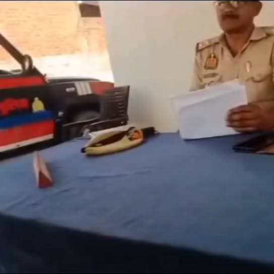 थाने में फरियादी से कथित अभद्र व्यवहार का वीडियो वायरल
वायरल वीडियो के बाद पुलिस विभाग में मचा हड़कंप, दरोगा निलंबित
जनसुनवाई के दौरान पुलिस व्यवहार पर उठे सवाल, जांच जारी
✒️रिपोर्ट नागेंद्र पंडये
उत्तर प्रदेश के औरैया जिले में थाने के भीतर एक फरियादी के साथ कथित अभद्र व्यवहार का वीडियो सोशल मीडिया पर तेजी से वायरल हो रहा है। वीडियो में एक उपनिरीक्षक को फरियादी के साथ कथित तौर पर दुर्व्यवहार करते हुए देखा जा रहा है। वीडियो सामने आने के बाद मामले ने तूल पकड़ लिया, जिसके बाद पुलिस प्रशासन ने तत्काल संज्ञान लेते हुए संबंधित उपनिरीक्षक को निलंबित कर दिया है। मामले की जांच जारी है और विभागीय कार्रवाई की प्रक्रिया भी शुरू कर दी गई है।
थाने में फरियादी के साथ कथित दुर्व्यवहार का वीडियो बना चर्चा का विषय
औरैया जनपद में पुलिस की कार्यप्रणाली को लेकर एक बार फिर सवाल खड़े हो गए हैं। सोशल मीडिया पर वायरल वीडियो में कथित तौर पर उपनिरीक्षक रामकरण एक फरियादी को थाने के अंदर धक्का देते हुए ले जाते दिखाई दे रहे हैं। वीडियो में यह भी दावा किया जा रहा है कि फरियादी के साथ आई एक महिला घटना का वीडियो बना रही थी, जिसे महिला पुलिसकर्मी द्वारा रोकने का प्रयास किया गया।
वीडियो वायरल होने के बाद लोगों के बीच पुलिस के व्यवहार को लेकर तीखी प्रतिक्रियाएं देखने को मिलीं। कई लोगों ने इसे आम नागरिकों के सम्मान और अधिकारों से जुड़ा मामला बताते हुए निष्पक्ष जांच की मांग की।
पुलिस अधीक्षक ने लिया तत्काल संज्ञान
मामले के तूल पकड़ने के बाद क्षेत्राधिकारी बिधूना द्वारा प्रारंभिक जांच की गई। जांच रिपोर्ट के आधार पर पुलिस अधीक्षक औरैया ने संबंधित उपनिरीक्षक रामकरण को तत्काल प्रभाव से निलंबित कर दिया।
पुलिस विभाग की ओर से जारी जानकारी में कहा गया कि मामले की विस्तृत विभागीय जांच कराई जा रही है और जांच में जो भी तथ्य सामने आएंगे, उनके आधार पर आगे की वैधानिक कार्रवाई की जाएगी।
जनता और पुलिस के रिश्तों पर फिर छिड़ी बहस
घटना के बाद सोशल मीडिया पर लोगों ने सवाल उठाए कि यदि कोई व्यक्ति न्याय की उम्मीद लेकर थाने पहुंचता है तो उसके साथ संवेदनशील और सम्मानजनक व्यवहार होना चाहिए। पुलिस विभाग लगातार जनसुनवाई और नागरिक मित्र पुलिसिंग को बढ़ावा देने की बात करता रहा है, ऐसे में इस तरह के वीडियो विभागीय छवि को प्रभावित करते हैं।
विशेषज्ञों का मानना है कि पुलिस और जनता के बीच विश्वास बनाए रखने के लिए जवाबदेही, पारदर्शिता और संवेदनशील व्यवहार बेहद आवश्यक है।
फिलहाल मामले में संबंधित उपनिरीक्षक को निलंबित कर दिया गया है और विभागीय जांच जारी है। जांच पूरी होने के बाद ही पूरे घटनाक्रम की वास्तविक तस्वीर सामने आ सकेगी। प्रशासन का कहना है कि कानून के दायरे में रहते हुए निष्पक्ष कार्रवाई सुनिश्चित की जाएगी। अब लोगों की नजरें जांच रिपोर्ट और आगे होने वाली कार्रवाई पर टिकी हुई हैं।
ND NEWS की अपील
🔹 प्रत्येक नागरिक को सम्मानपूर्वक अपनी बात रखने और न्याय पाने का अधिकार है।
🔹 पुलिस और जनता के बीच विश्वास एवं संवाद लोकतांत्रिक व्यवस्था की मजबूती का आधार है।
🔹 पुलिस अधिकारियों को जनसुनवाई के दौरान संवेदनशील एवं शालीन व्यवहार अपनाना चाहिए।
🔹 नागरिकों को भी शिकायत दर्ज कराते समय कानून व्यवस्था का सम्मान करना चाहिए।
🔹 किसी भी वायरल वीडियो पर अंतिम निष्कर्ष निकालने से पहले आधिकारिक जांच रिपोर्ट की प्रतीक्षा करनी चाहिए।
ND NEWS संदेश:
"न्याय व्यवस्था की मजबूती तभी संभव है जब कानून के रक्षक और आम नागरिक दोनों पारस्परिक सम्मान एवं विश्वास के साथ आगे बढ़ें।"
👇👇👇
#NDNews
#दैनिकनिष्पक्षधारा
#AuraiyaNews
#UPPolice
#ViralVideo
#PoliceBehaviour
#Ramkaran
#PoliceAction
#BreakingNews
#AuraiyaPolice
#NDNewsChannel
👇👇👇👇👇
@dgpup
@UPGovt
@RSSorg
@Uppolice
@wpl1090
@RSSgeet
@MIB_India
@PMOIndia
@HMOIndia
@VHPDigital
@CMOUP_RC
@myogioffice
@InfoDeptUP
@CMOfficeUP
@UPPRD1948
@ChiefSecyUP
@MahantYogiG
@ChiefSecyUP
@BajrangDalOrg
@myogiadityanath
@112UttarPradesh
@UPPViralCheck
@UpPolicemitra
@auraiyapolice
@dm_auraiya
🟥 ND NEWS | दैनिक निष्पक्ष धारा
मुख्य संपादक / संस्थापक: राजन सिंह हाड़ा
सह-संपादक: शालिनी सिंह भदौरिया
📍 कार्यालय-3: U158, हीरा स्वीट्स के पास, विकास मार्ग, लक्ष्मी नगर, पूर्वी दिल्ली, पिन कोड – 110092 (NCR)
📍 कार्यालय-2: विधानसभा रोड, बर्लिंगटन चौराहा, लखनऊ – 226001 (UP)
📍 कार्यालय-1: 1/1 अटल बिहारी चौराहा, नियर बर्मा चौराहा, फतेहपुर – 212601 (UP)
📅 दिनांक: 11 जून 2026
📆 दिन: गुरुवार
📧 Email: ndnewschannel@gmail.com
📞 मोबाइल: 9696119696