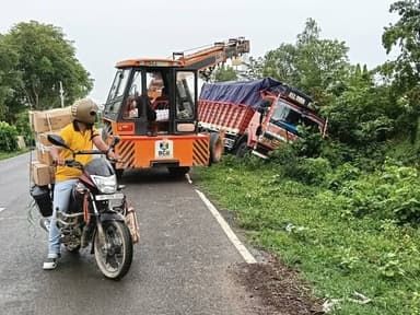 बेनीपट्टी- मधुबनी स्टेट हाइवे पर जगदम्बा पेट्रोल पंप के निकट मिनी ट्रक अनियंत्रित होकर झाड़ी में फंसी। ट्रक को निकालने की हो रही कोशिस।